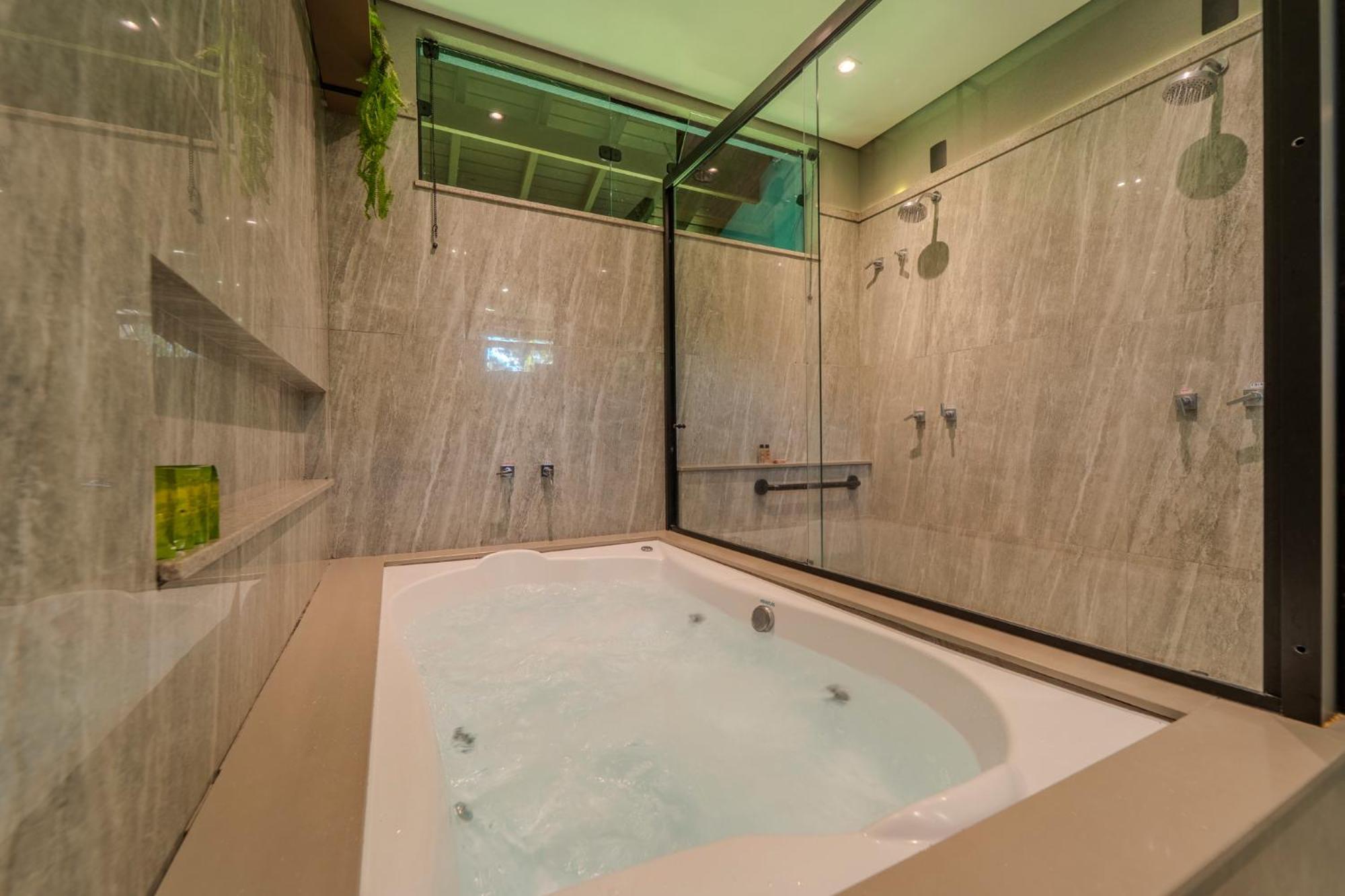 Queen Suite Spa Bath