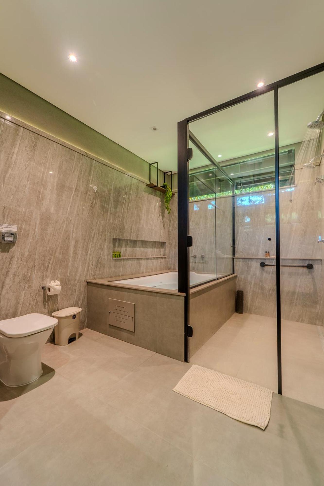 Queen Suite Spa Bath