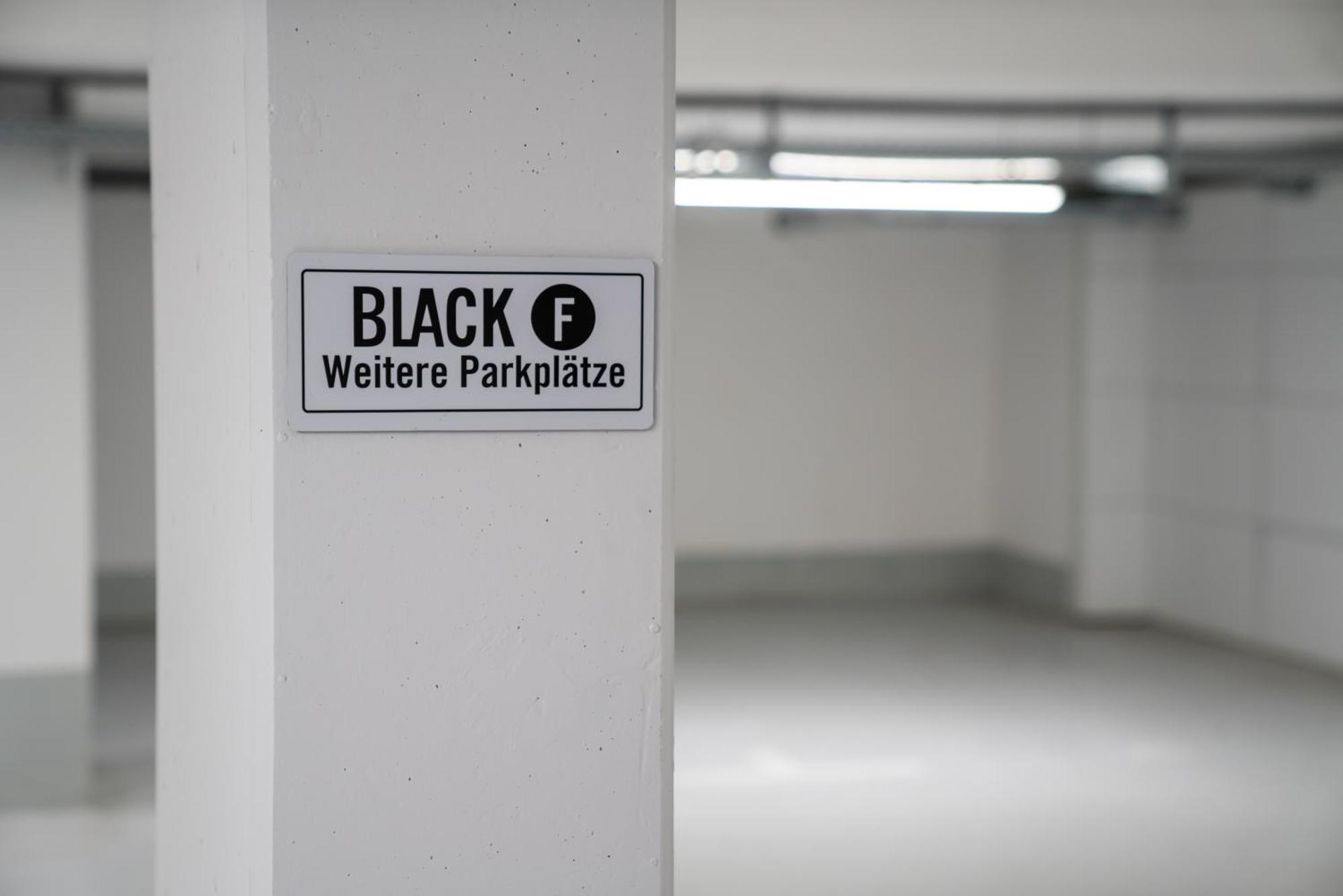 Studio Black M base