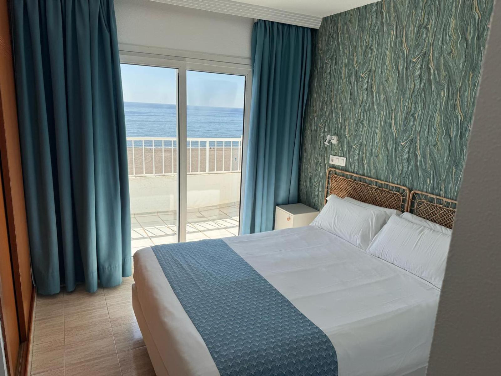 One-bedroom apartment front sea view