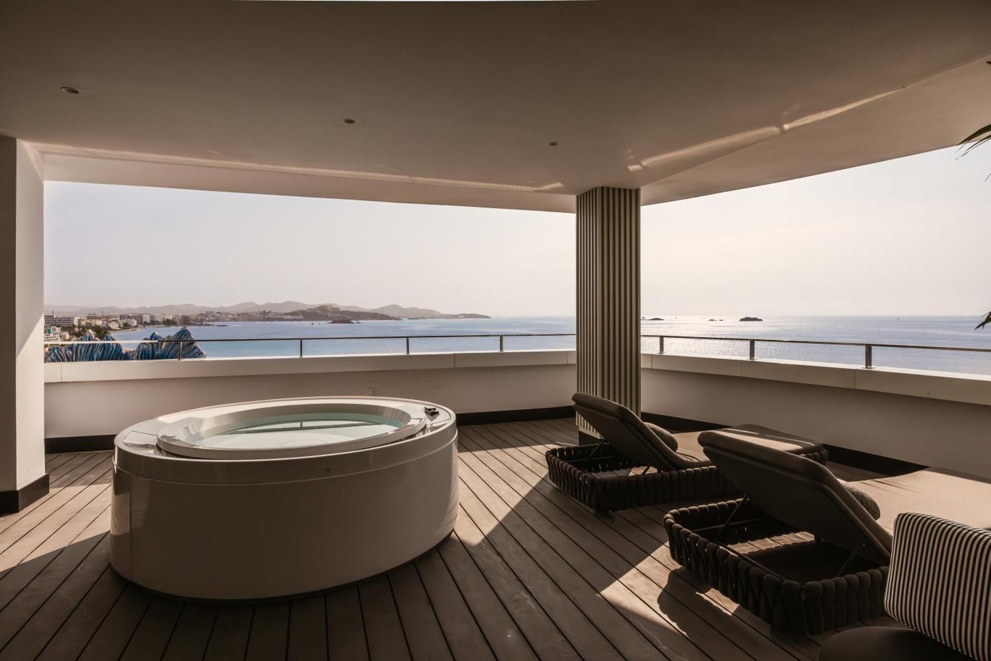Suite – „I'm on Top of The World" – inklusive Eintritt in den Ushuaia Club