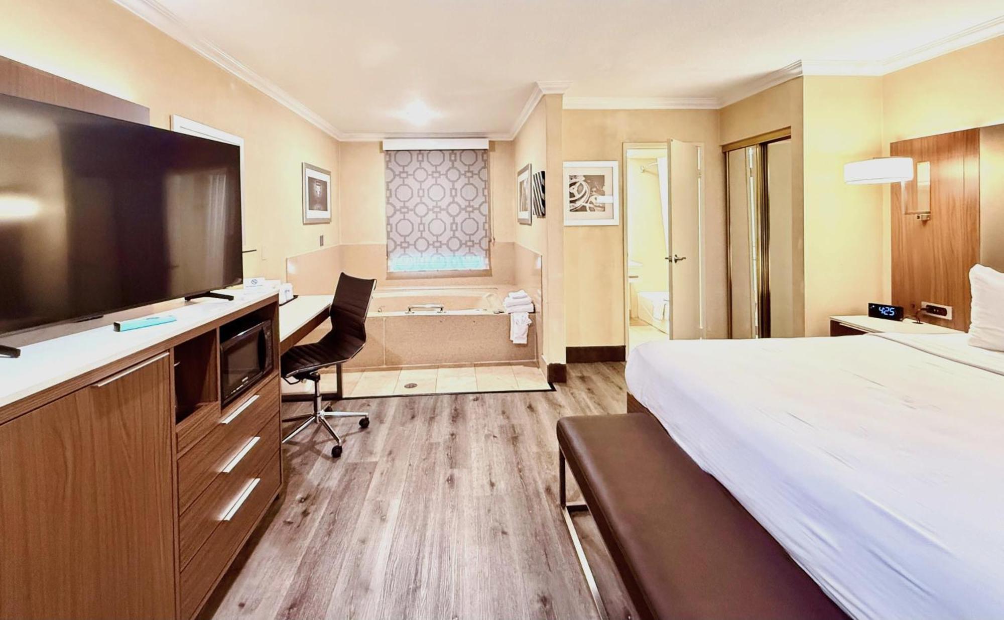 King Room Spa Bath Lower Level or Non-Smoking