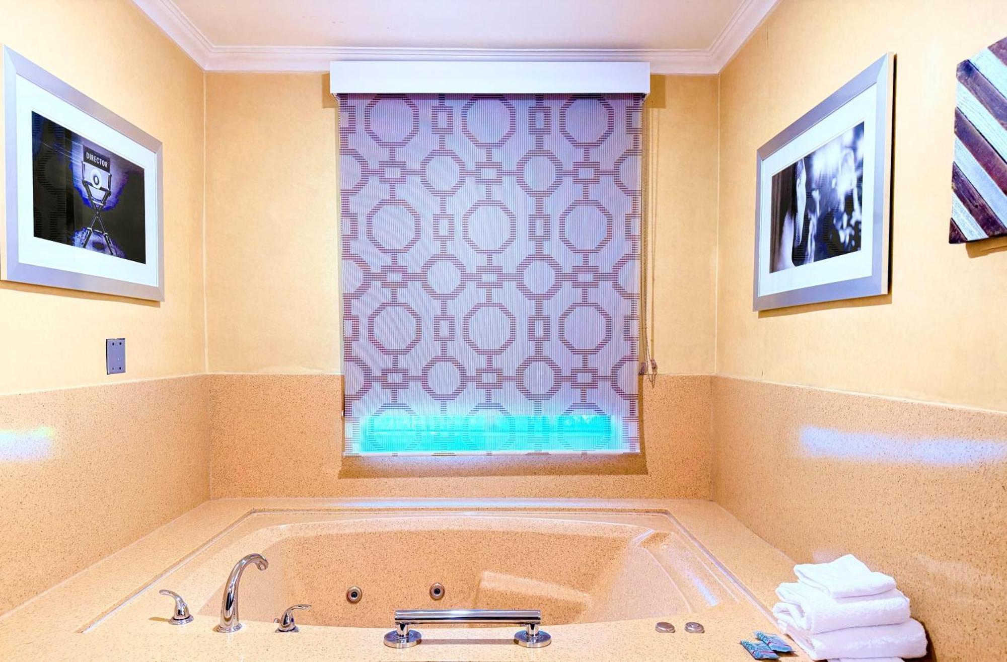 King Room Spa Bath Lower Level or Non-Smoking