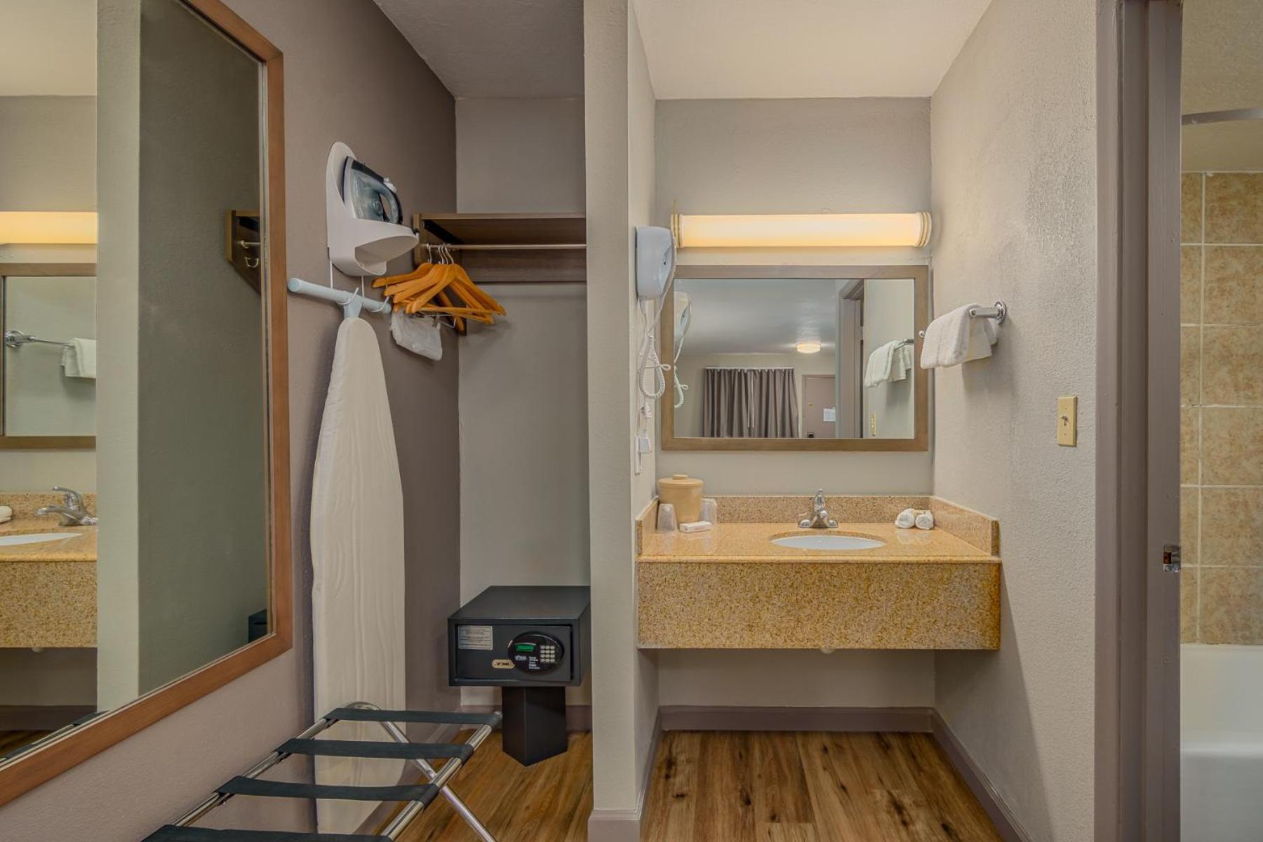 King Room Mobility Access Bathtub Grab Bars Non-Smoking
