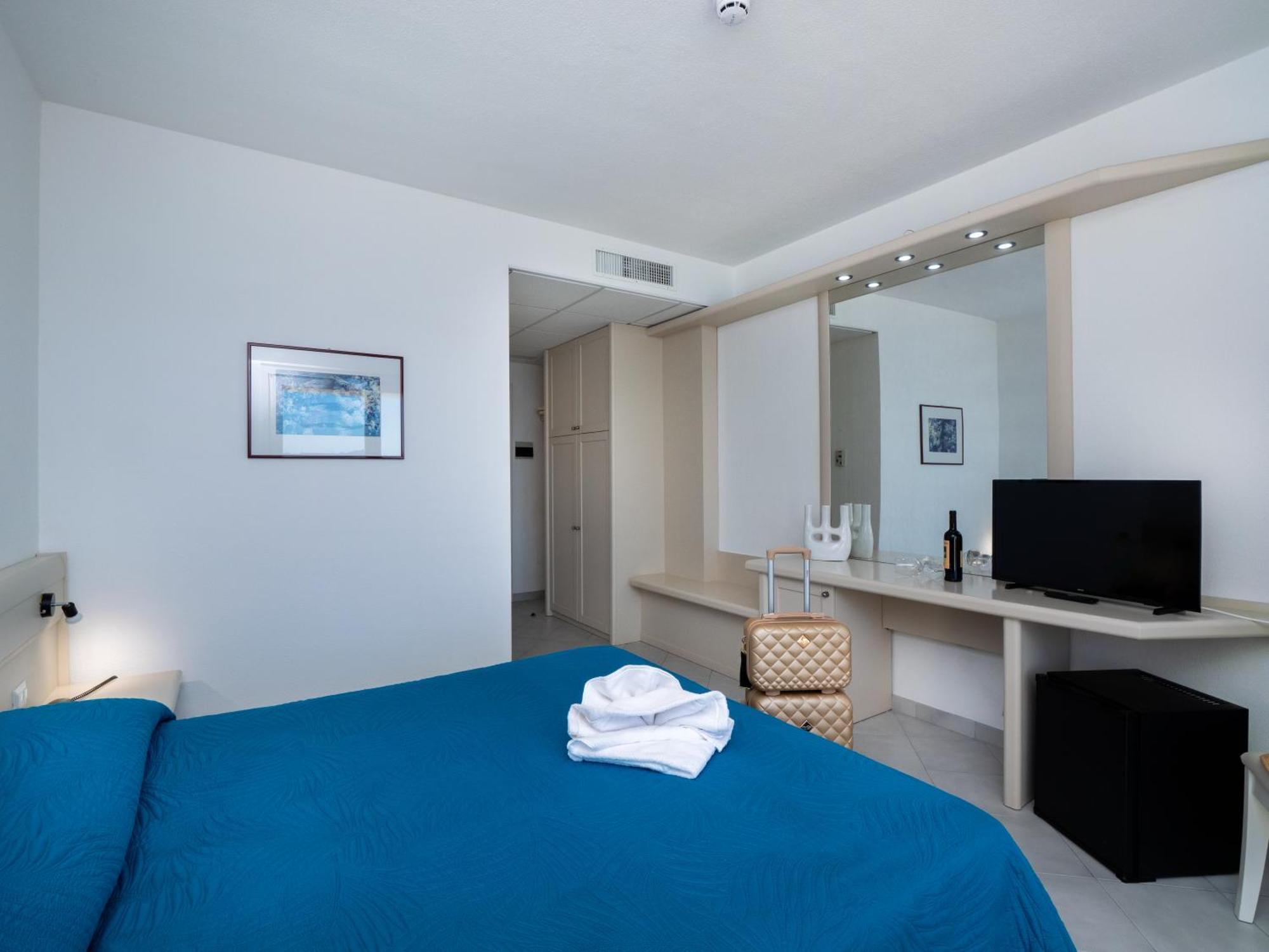 Double or Twin Room Sea View