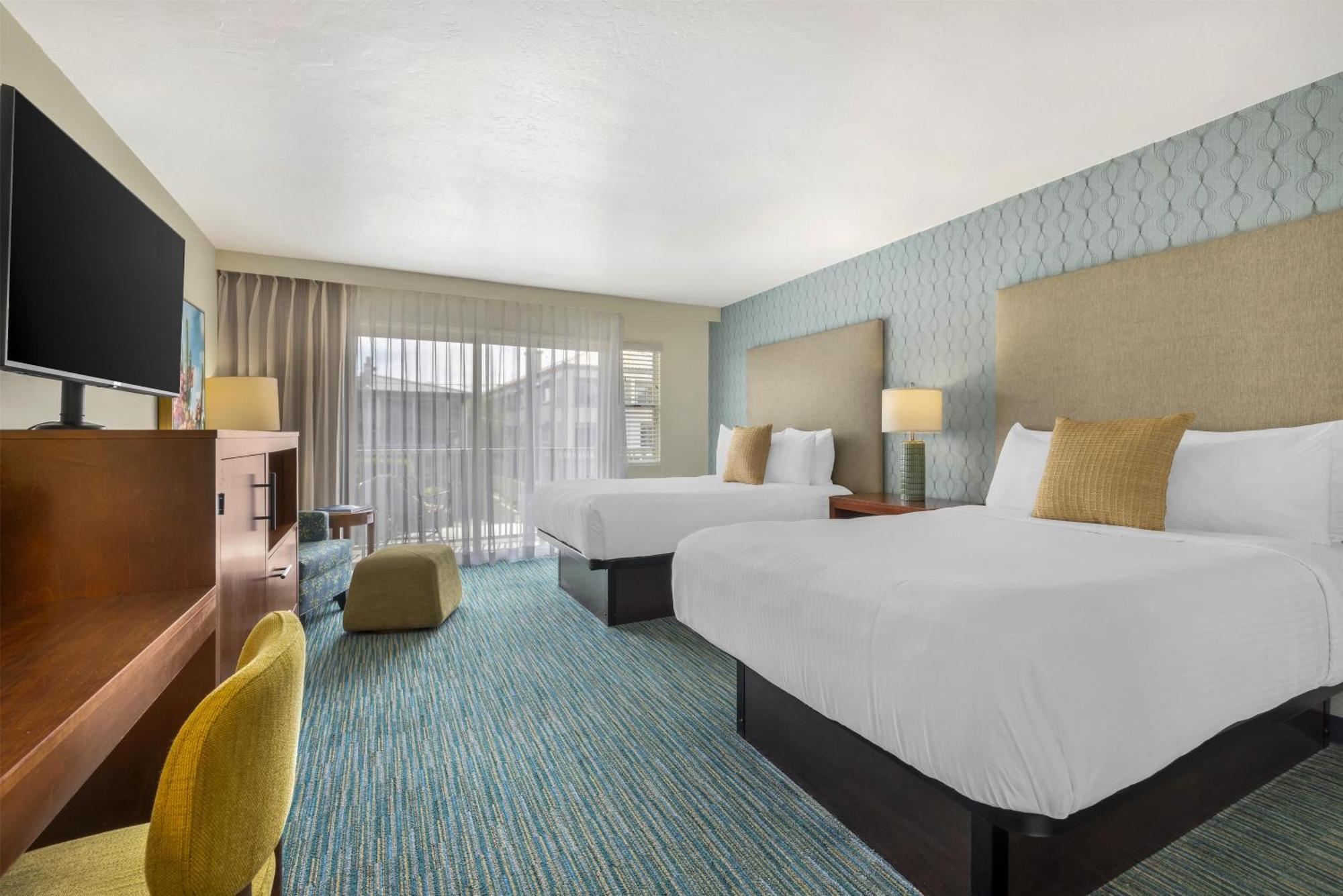 Double Room Two Double Beds Partial Ocean View Balcony or Non-Smoking