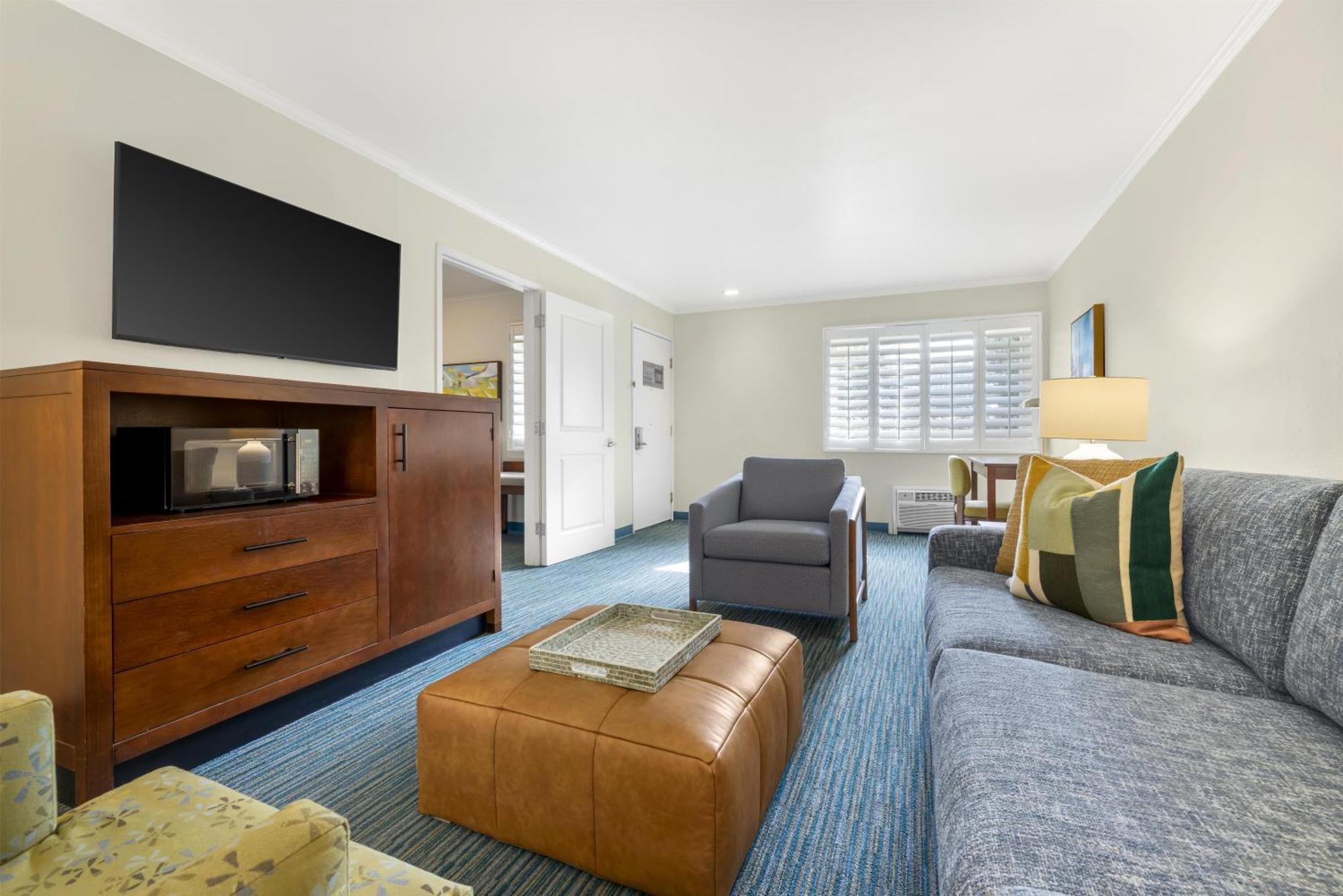 King Suite Walk Shower Sofa Bed Disability Access or Non-Smoking
