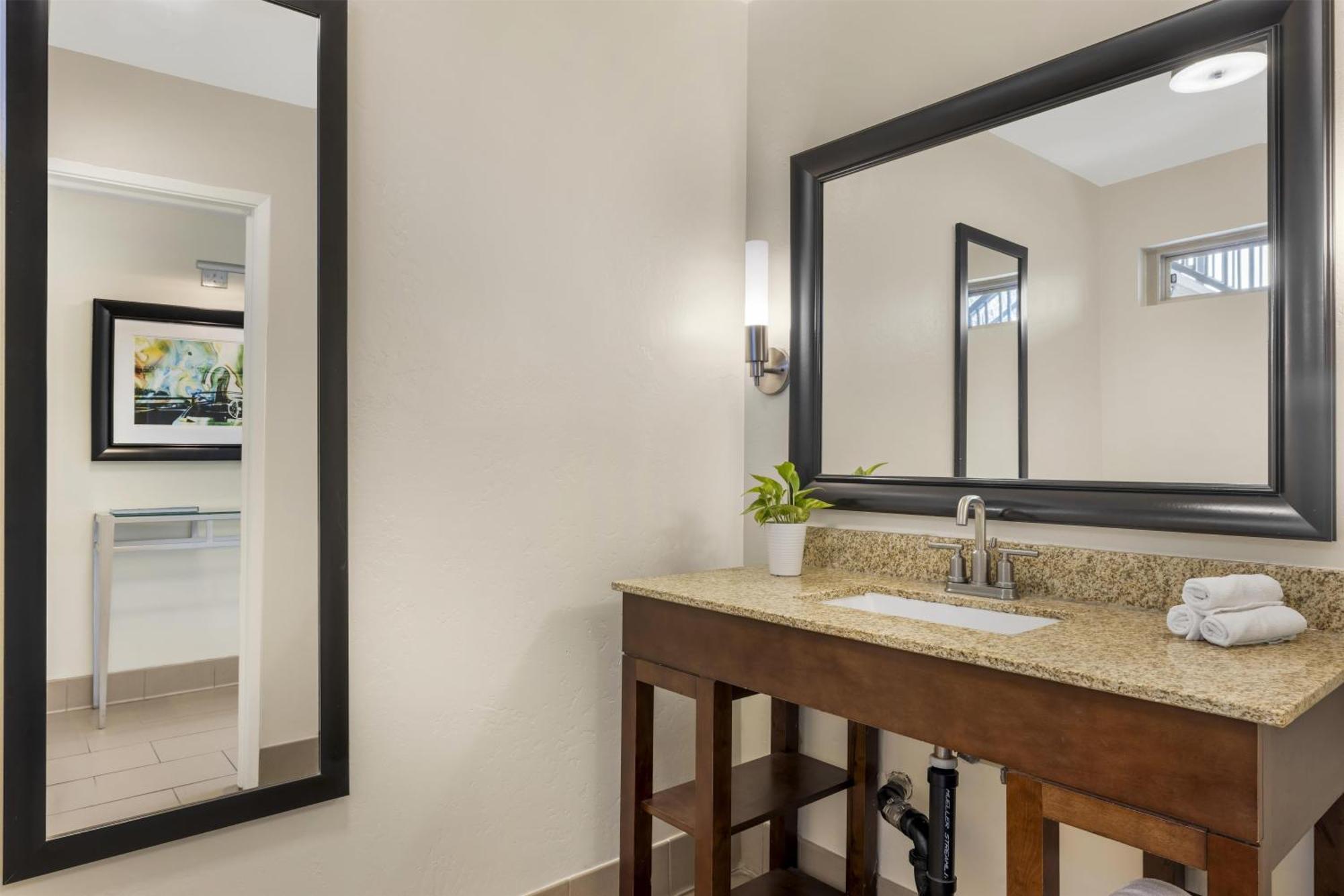 Double Room Two Double Beds Partial Ocean View Balcony or Non-Smoking