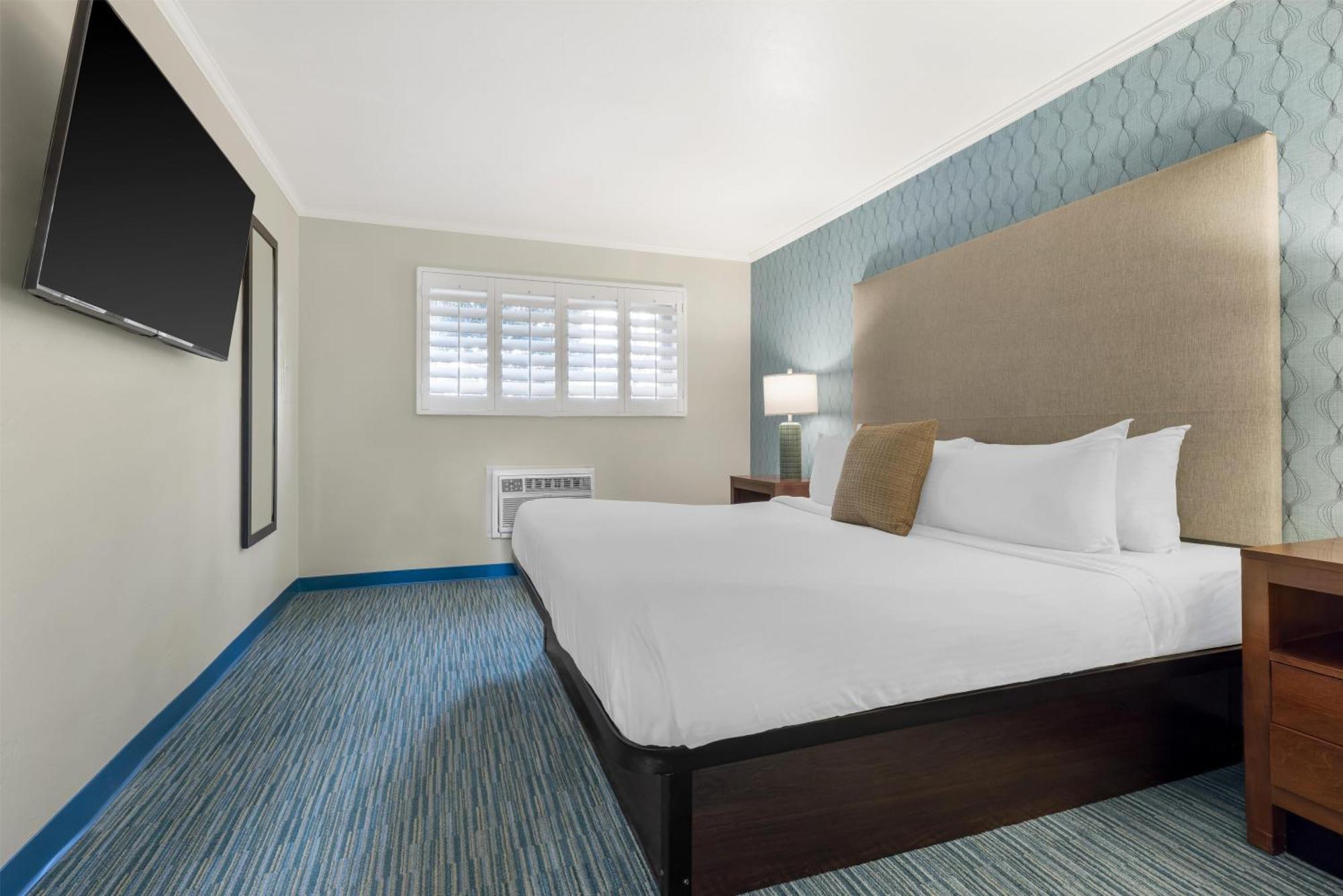 King Suite Walk Shower Sofa Bed Disability Access or Non-Smoking