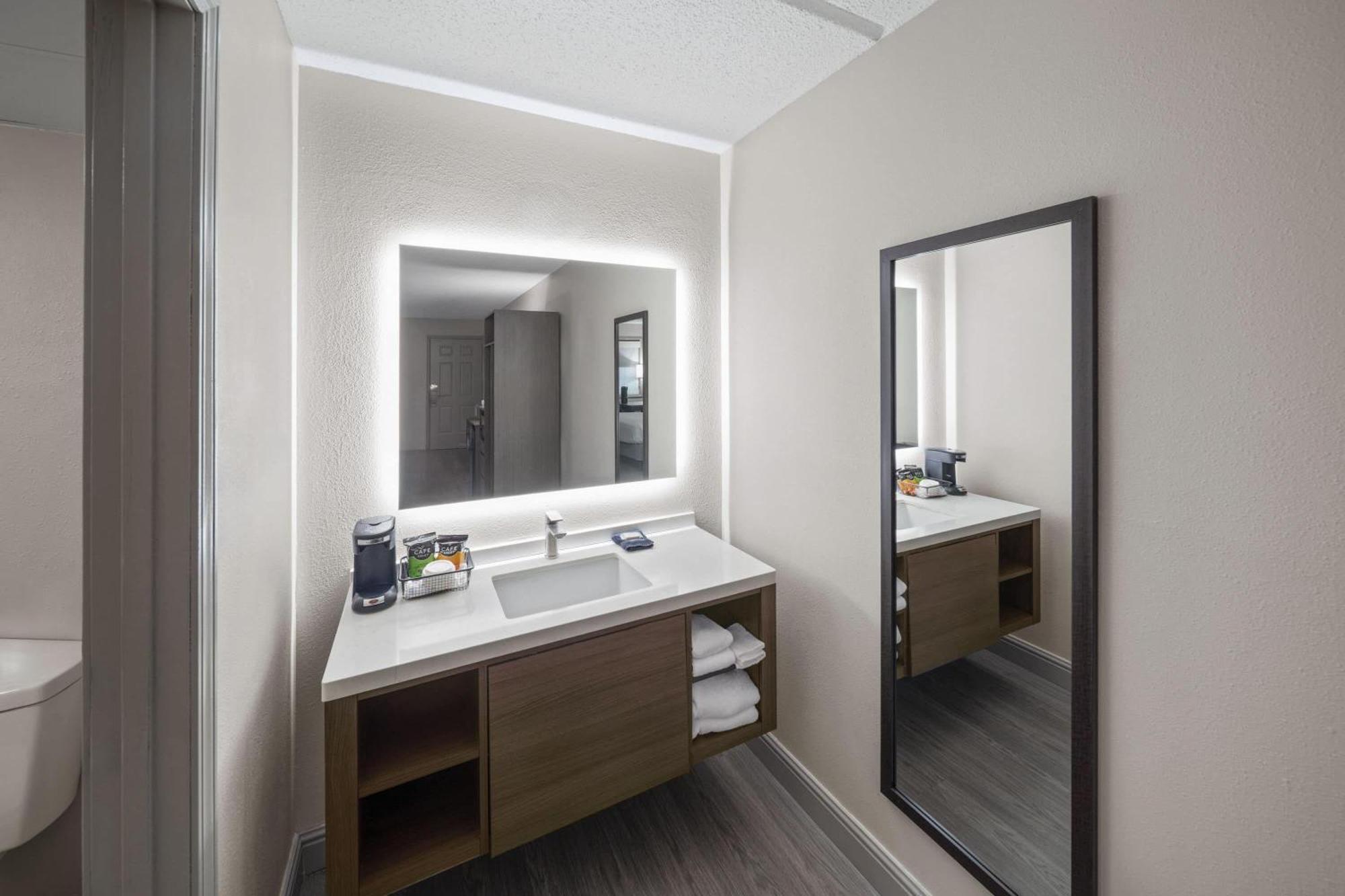 Queen Room Two Queen Beds 2nd Floor Non-Smoking