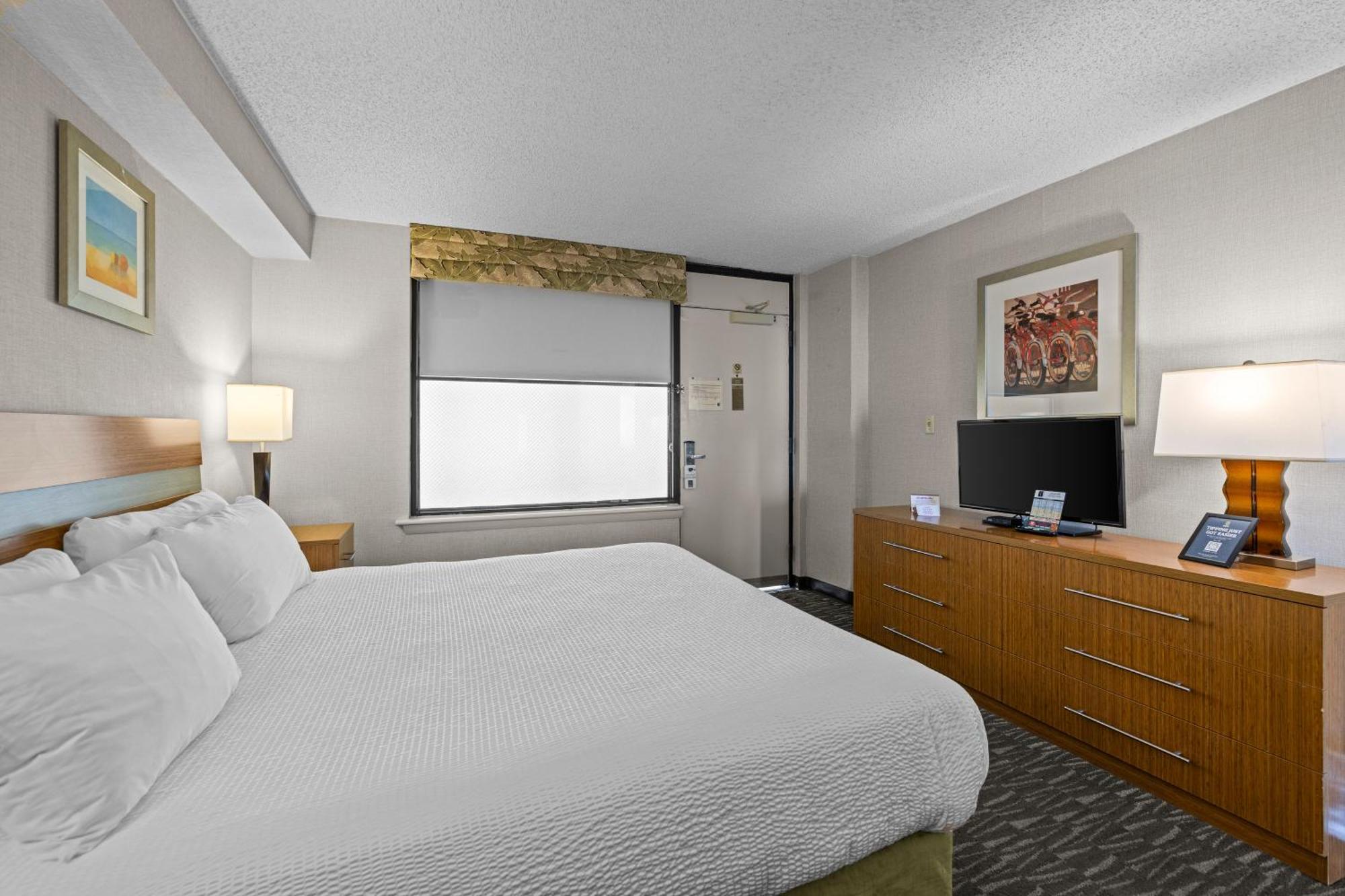 King Suite Sofa Bed Oceanfront Private Balcony