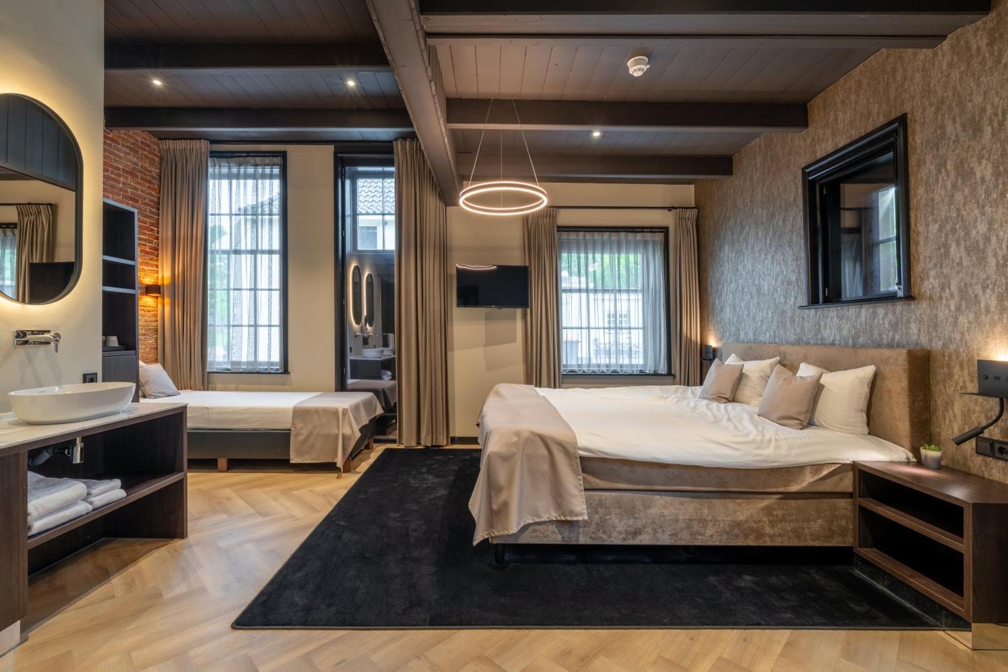 Deluxe Double Room Shower