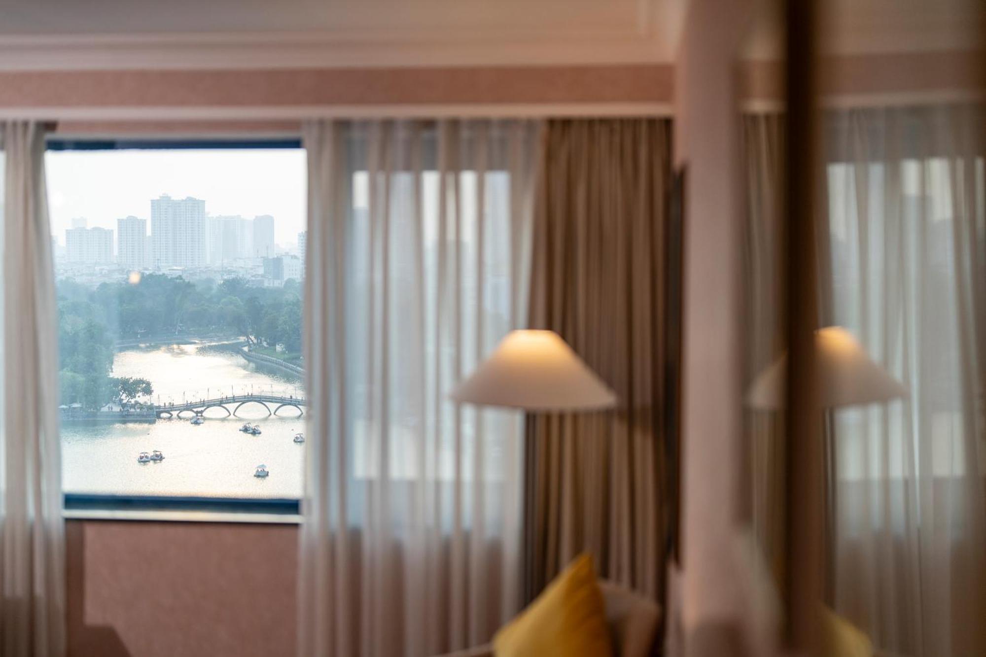 Grand Deluxe King Bed Lake View