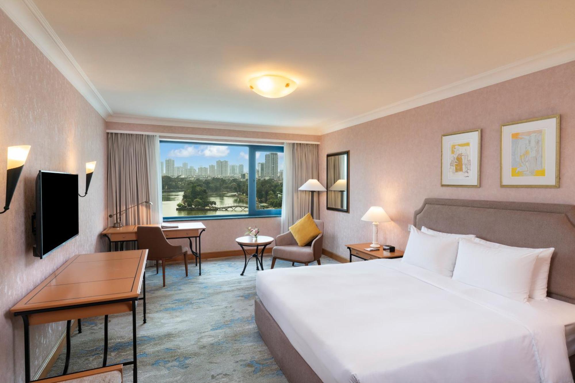 Grand Deluxe King Bed Lake View