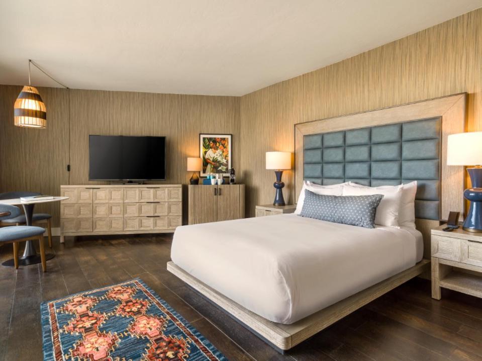 Queen Room One Queen Bed-Hearing Accessible