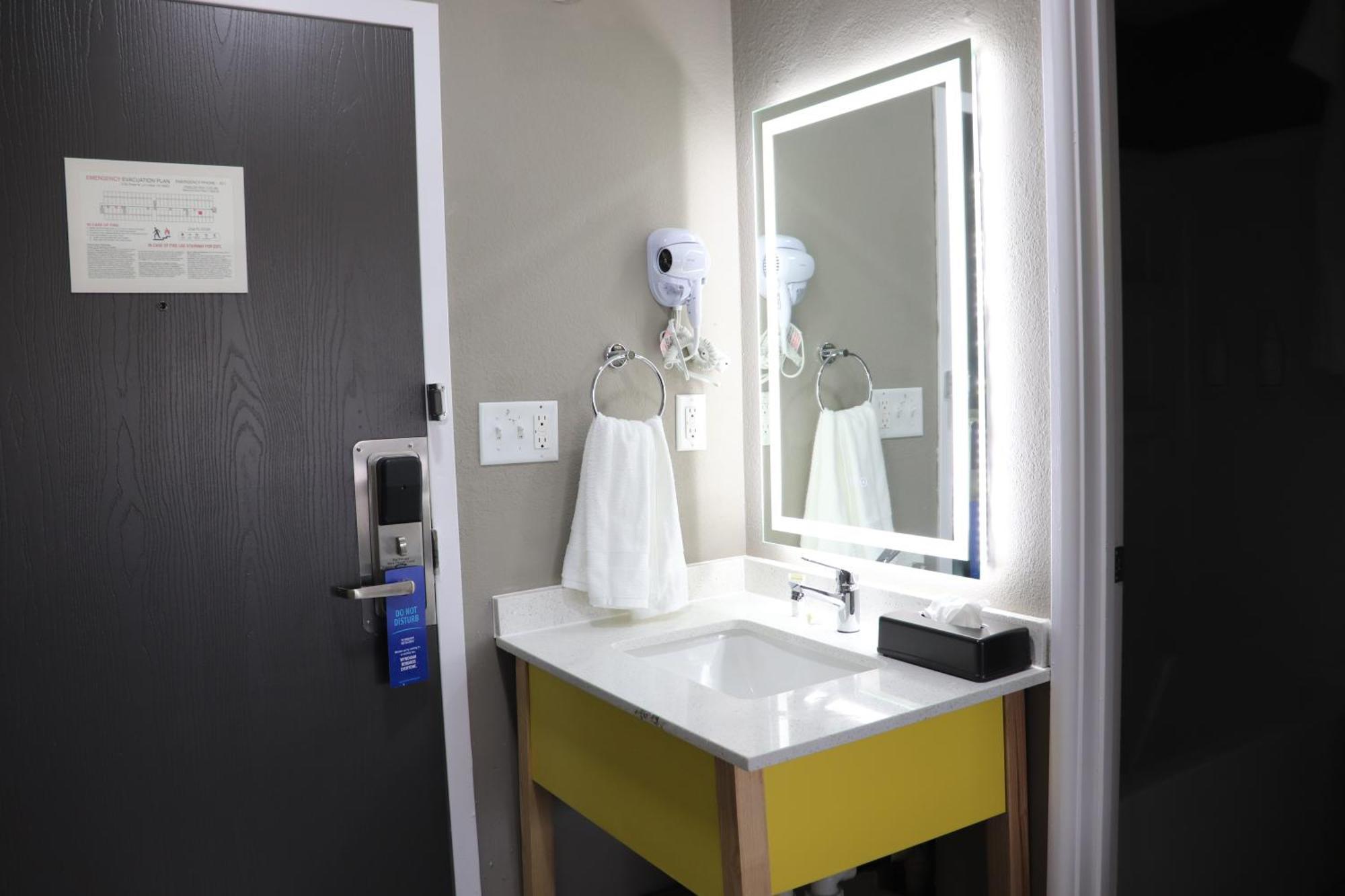 Queen Room Bathtub Grab Bars Mobility Accessible or Non-Smoking