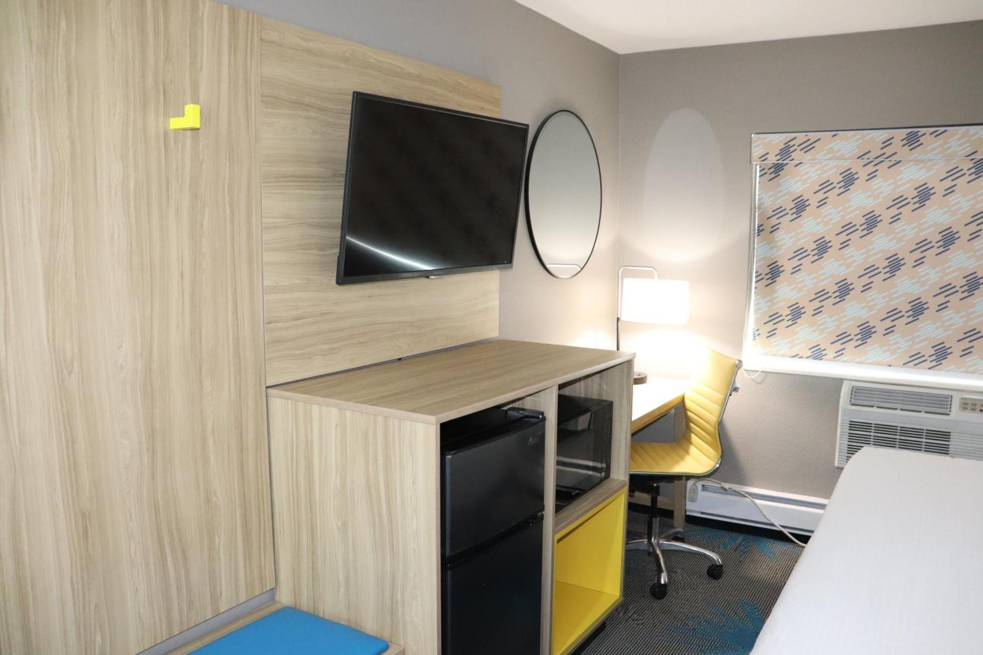 Queen Room Bathtub Grab Bars Mobility Accessible or Non-Smoking