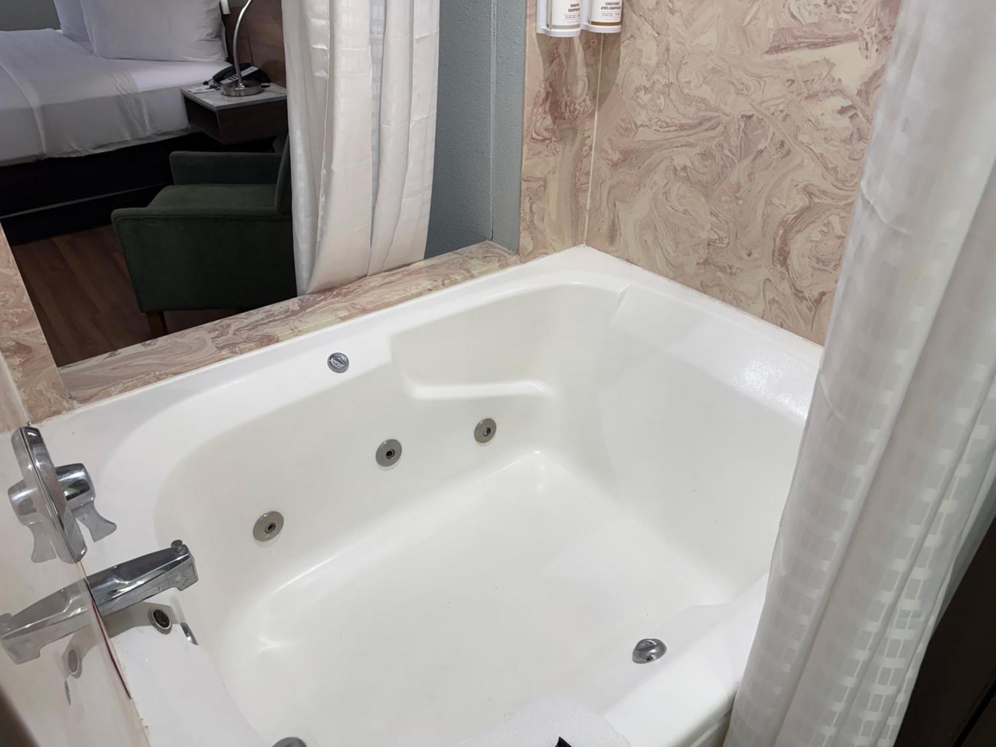 Deluxe King Suite - Non-Smoking