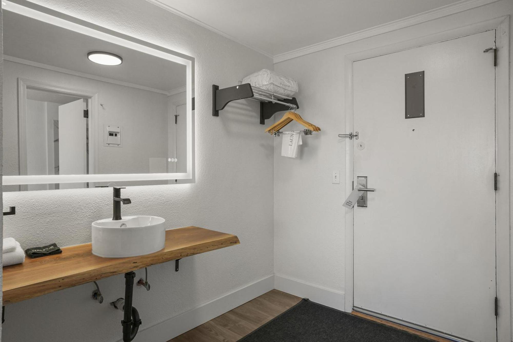Premium 2 Queen Beds Lake View