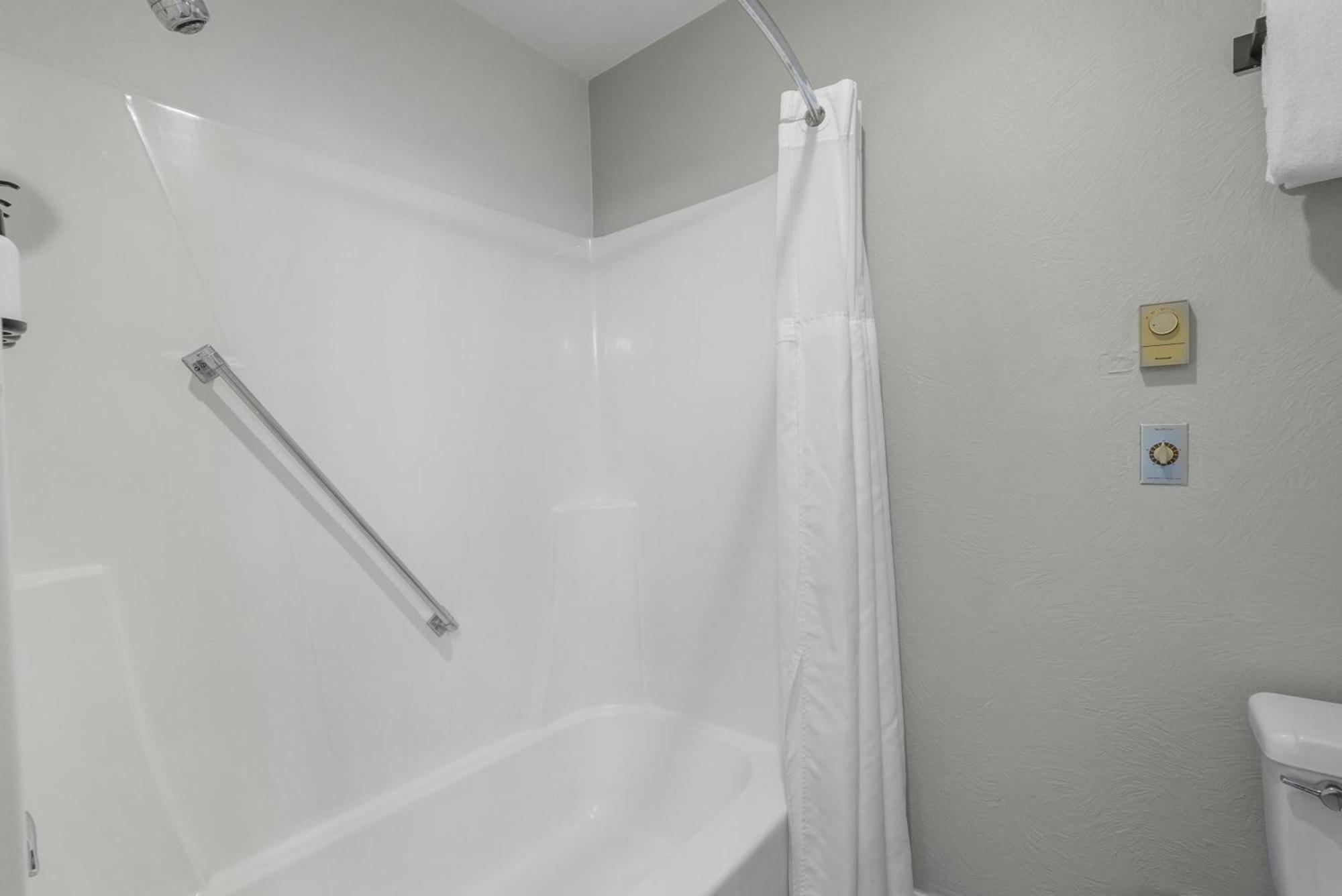 2 Queen Beds Lake View