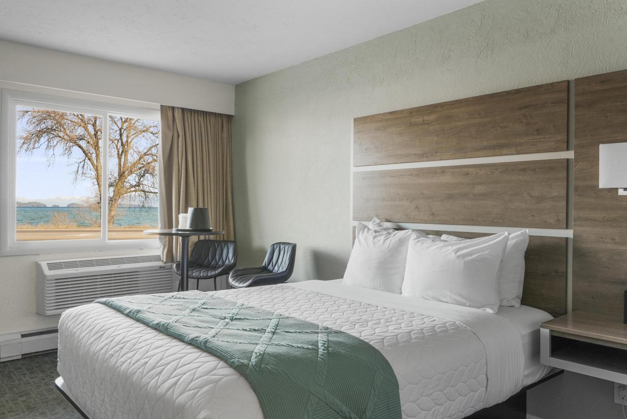 2 Queen Beds Lake View