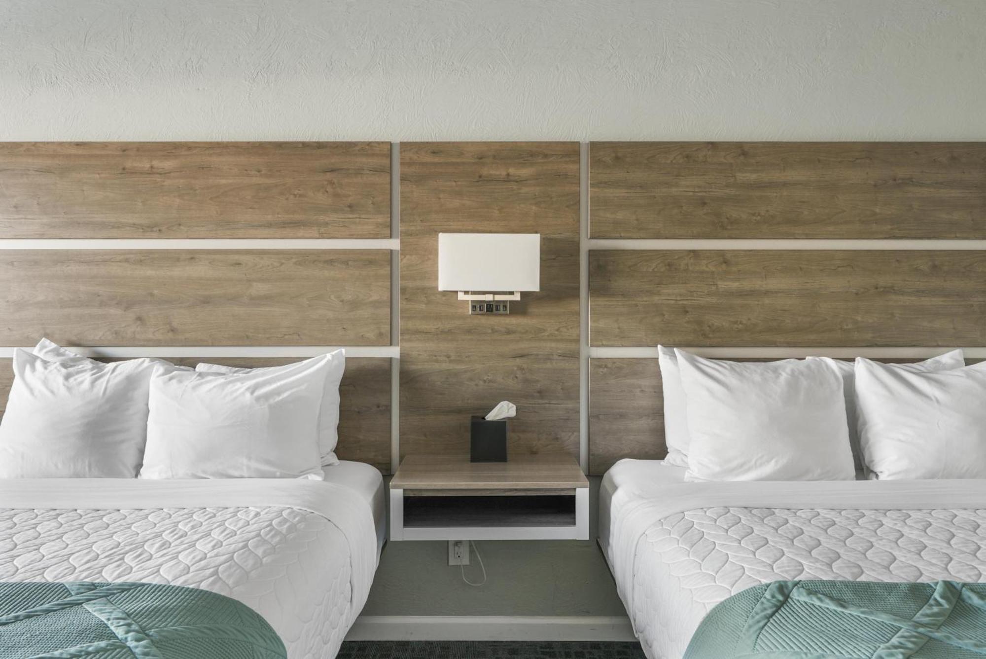 2 Queen Beds Lake View
