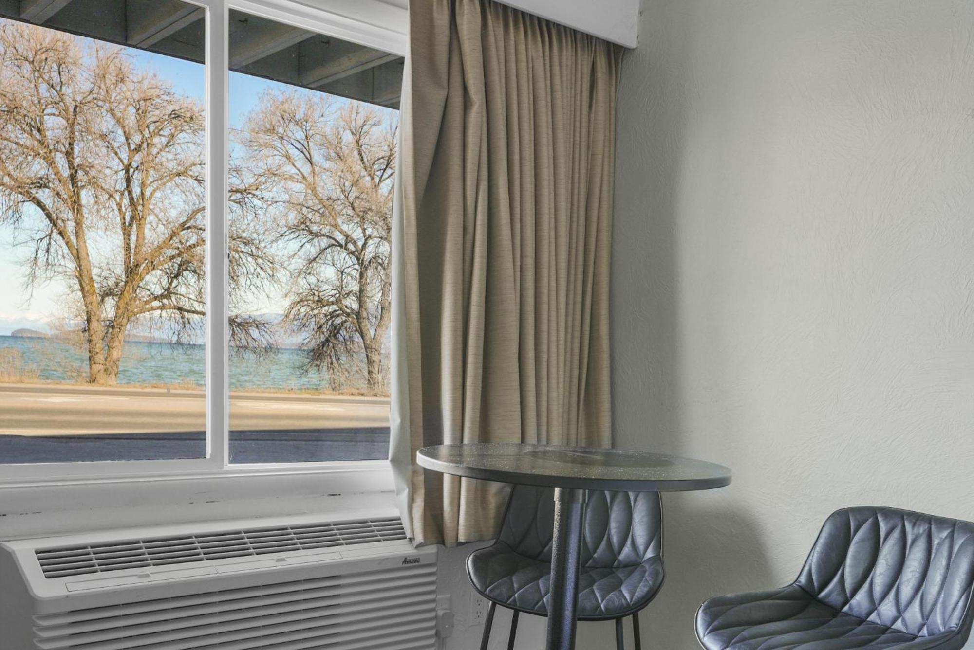 2 Queen Beds Lake View