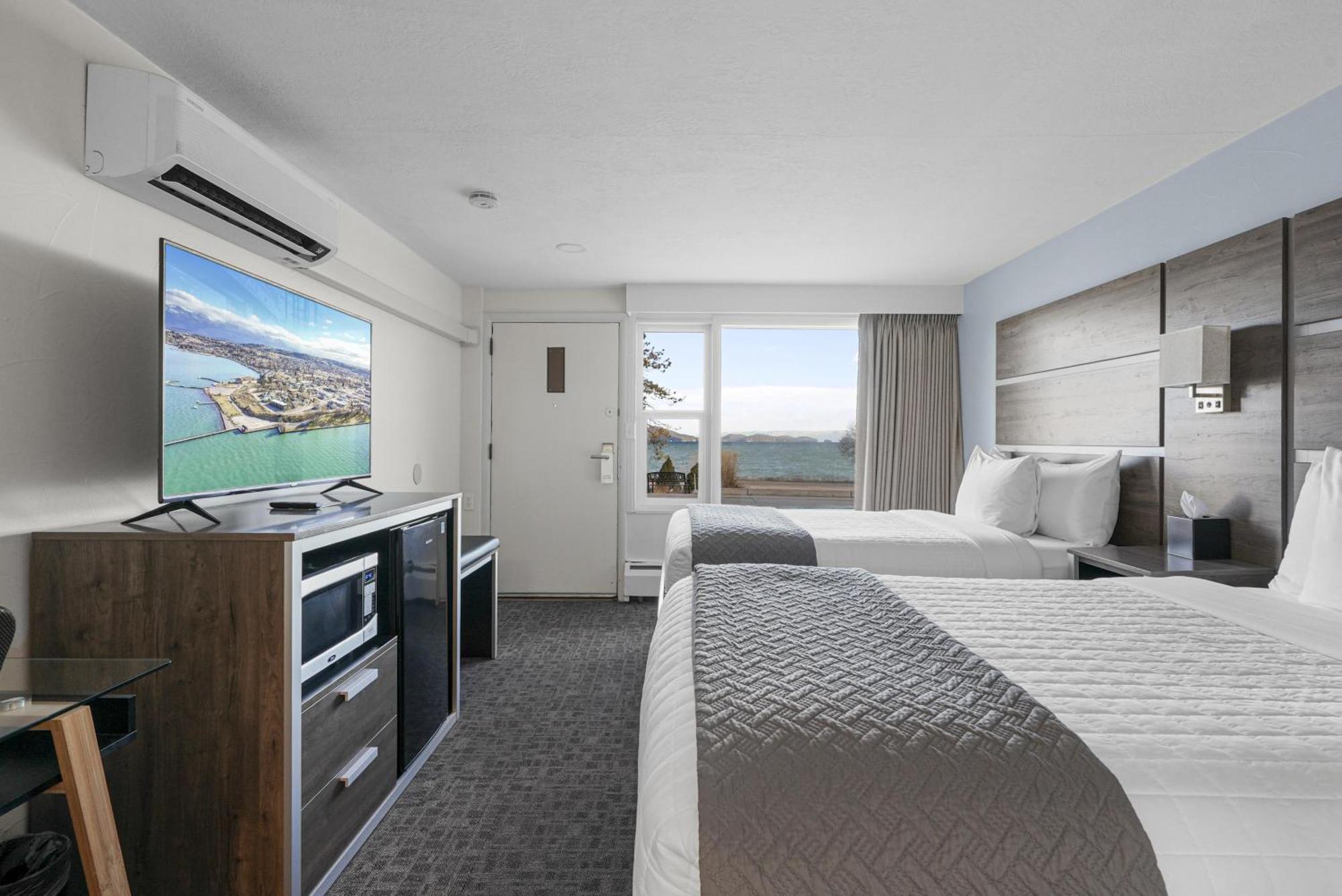 2 Double Beds Lake View