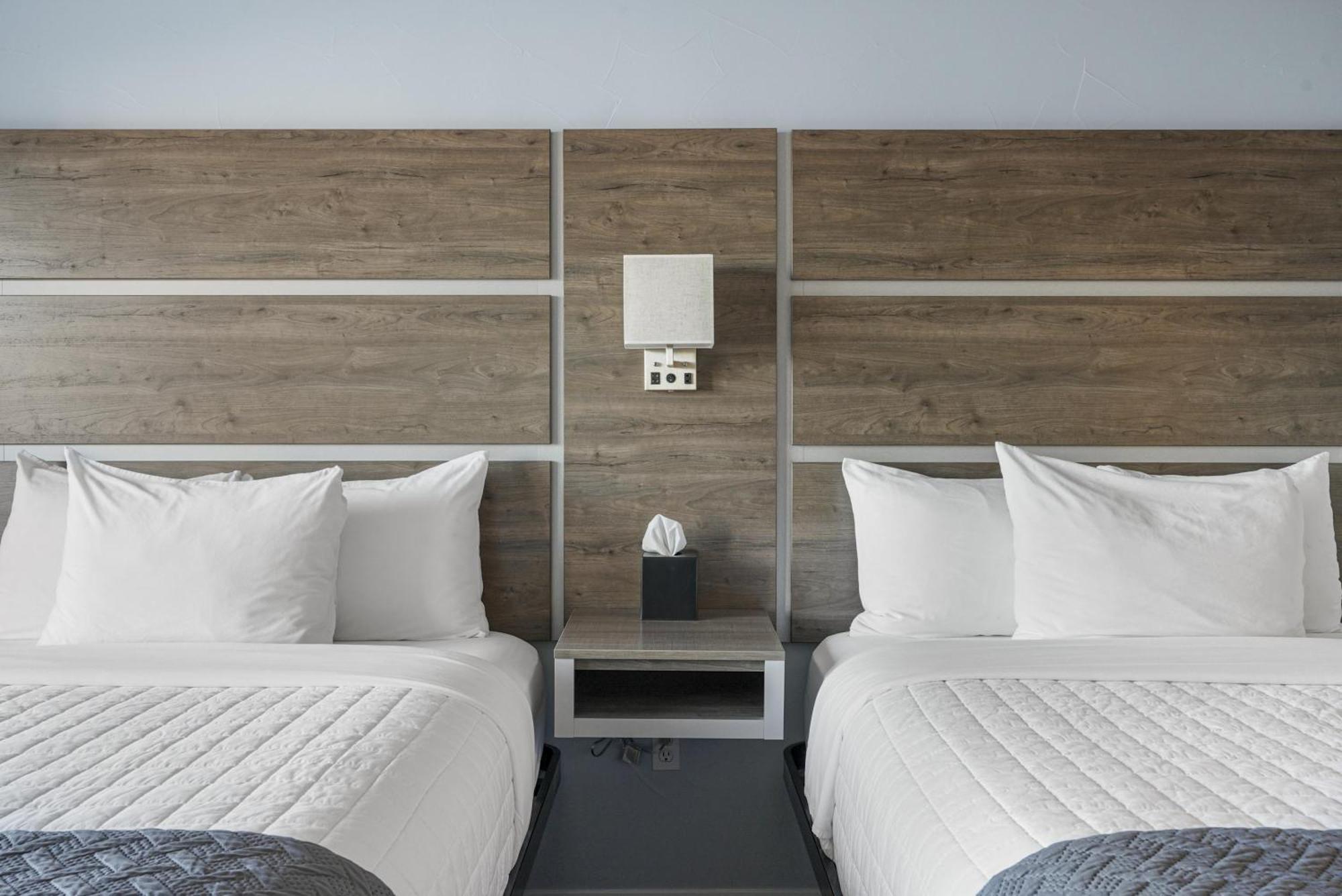 2 Double Beds Lake View