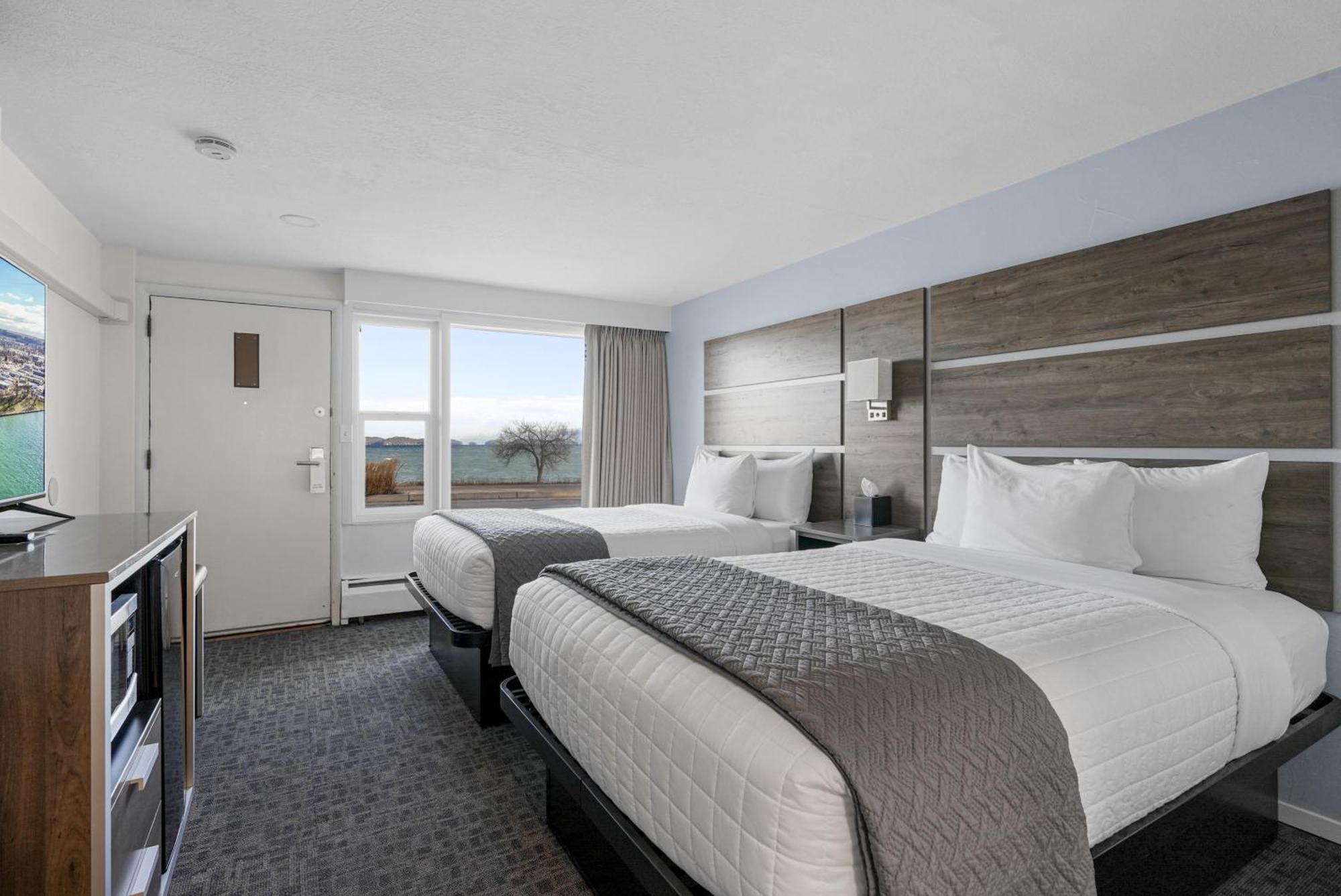 2 Double Beds Lake View