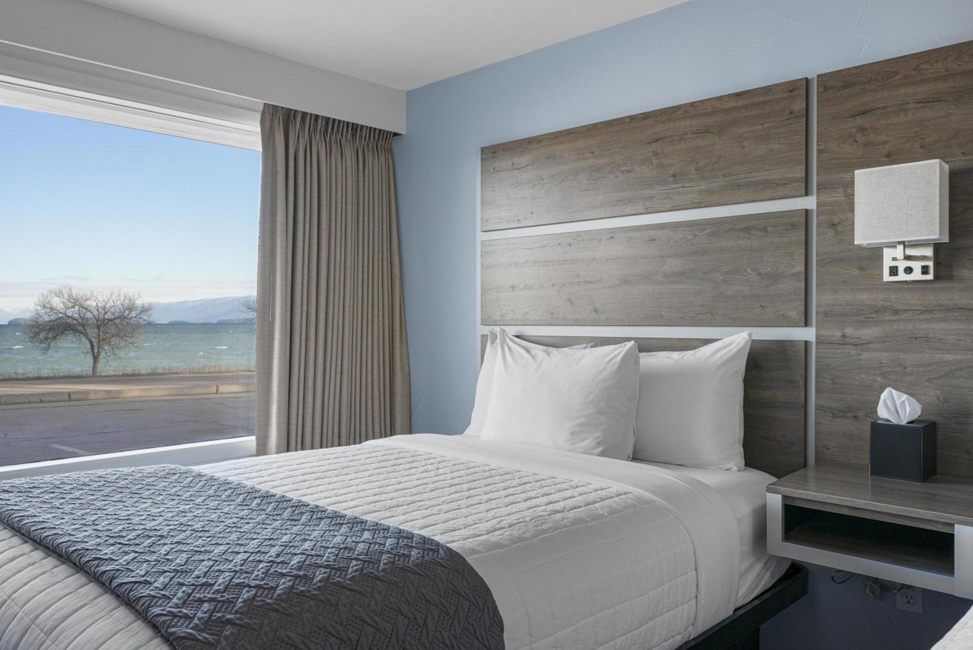 2 Double Beds Lake View