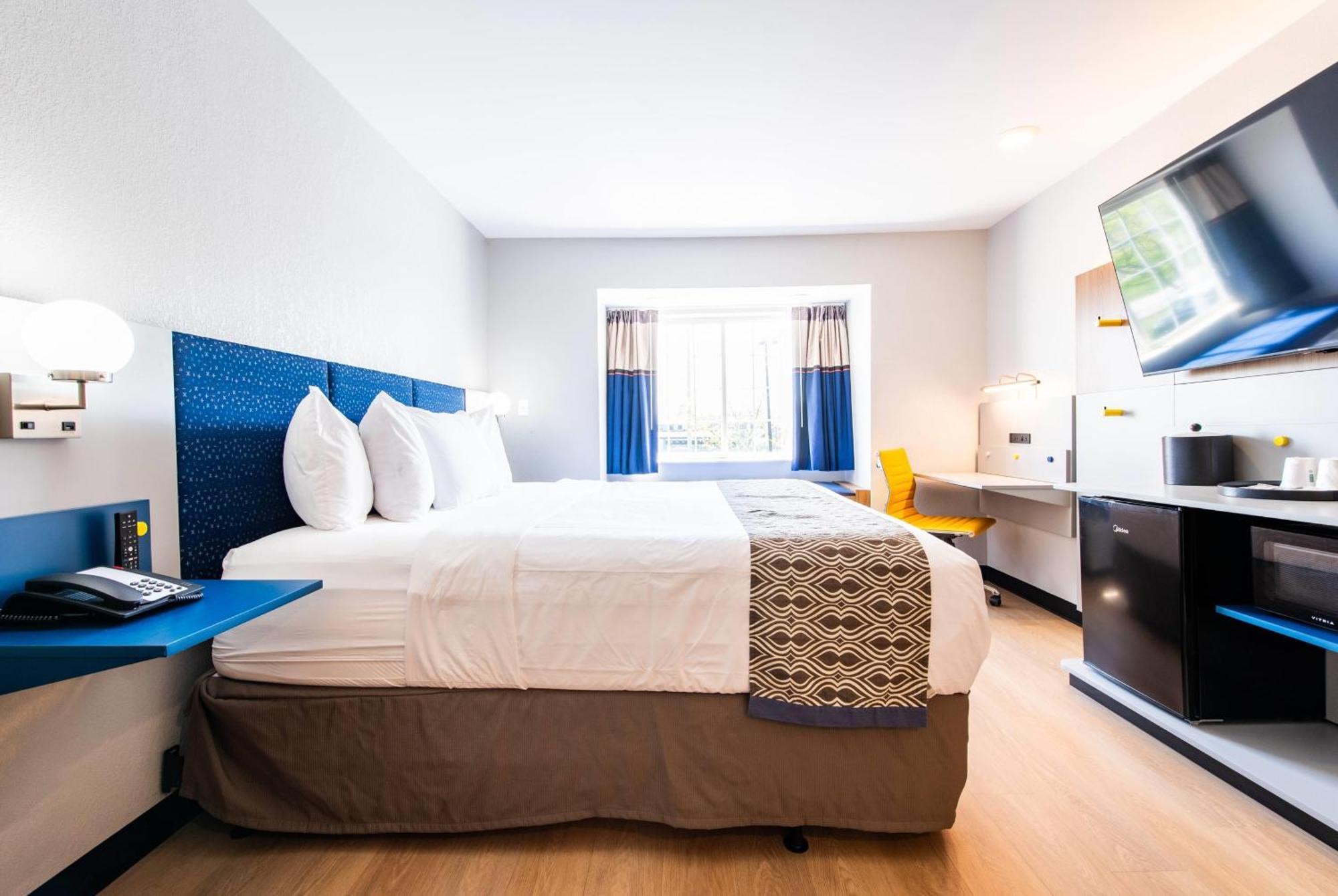 1 King Bed Studio Suite Non-Smoking