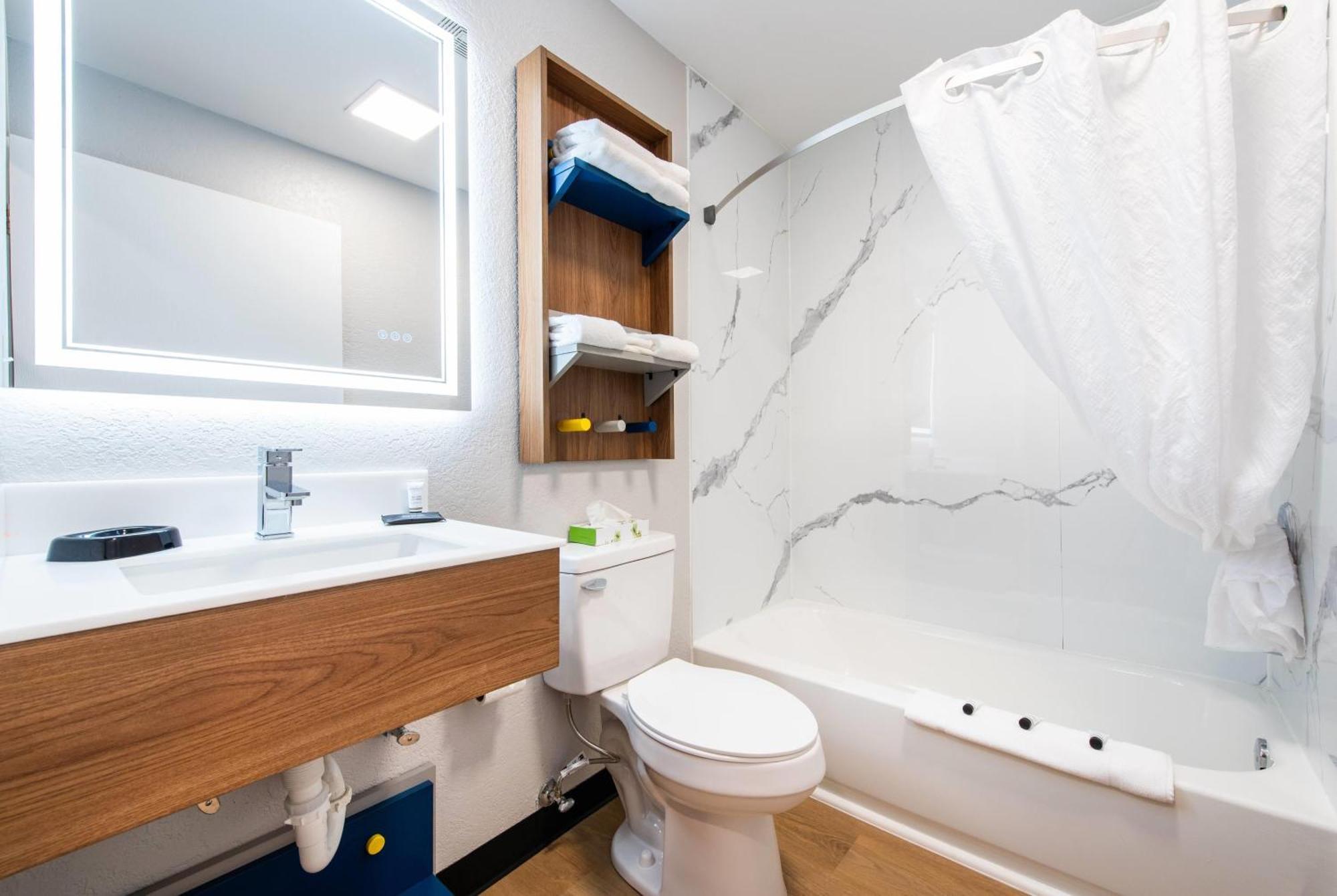 1 King Bed Studio Suite Non-Smoking