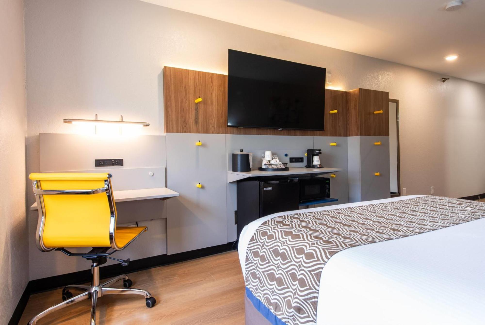 1 King Bed Studio Suite Non-Smoking