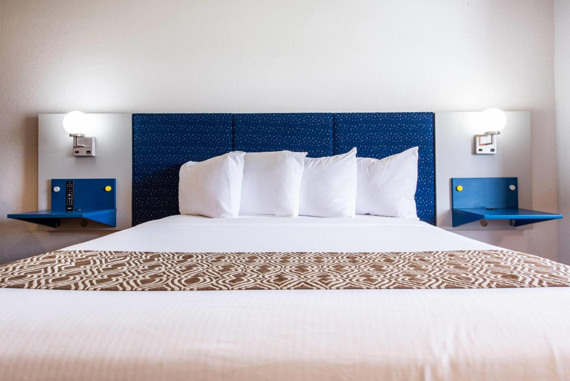 1 King Bed Studio Suite Non-Smoking