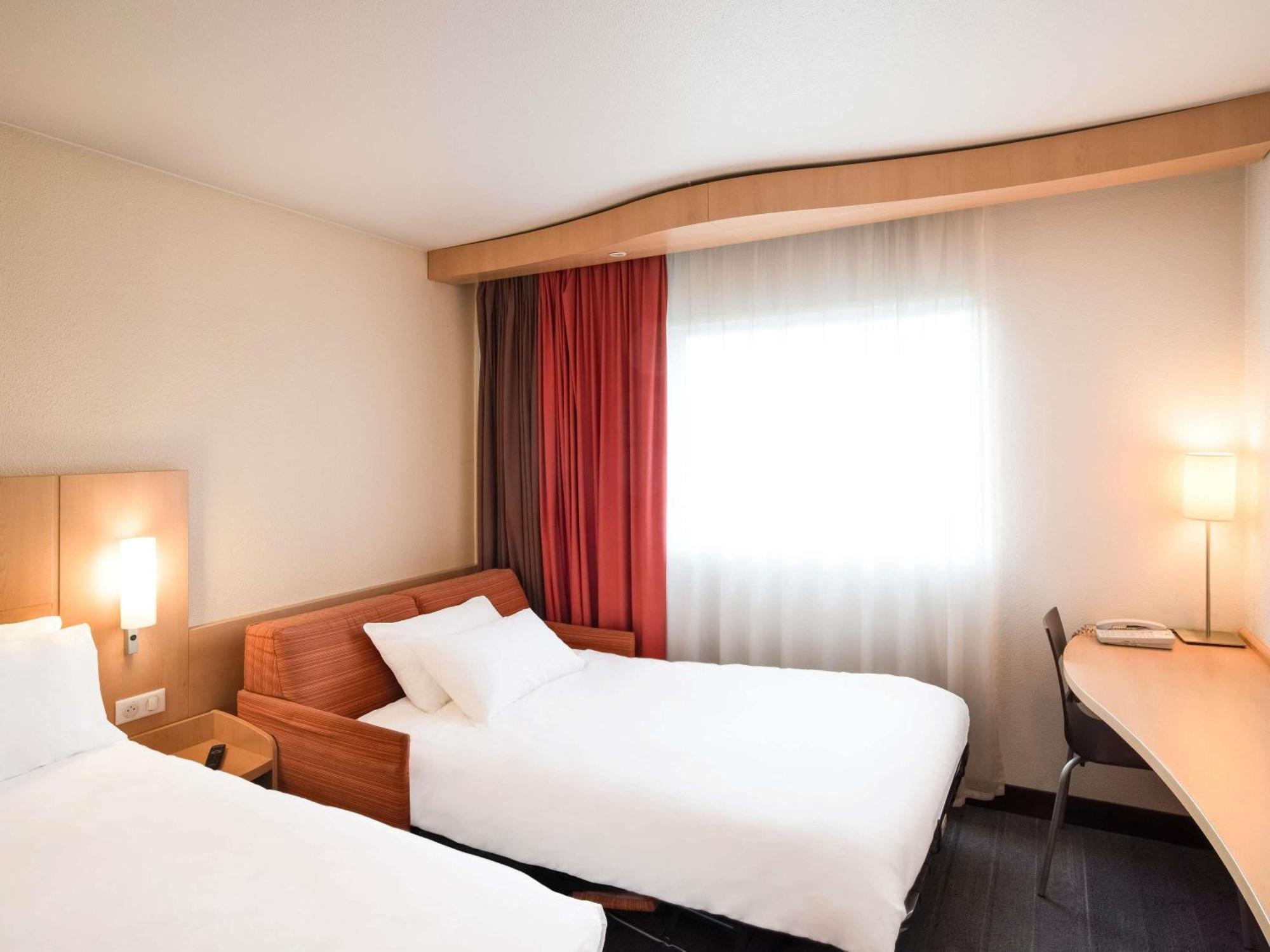 Chambre Standard avec Un Lit Double et Un Sofa