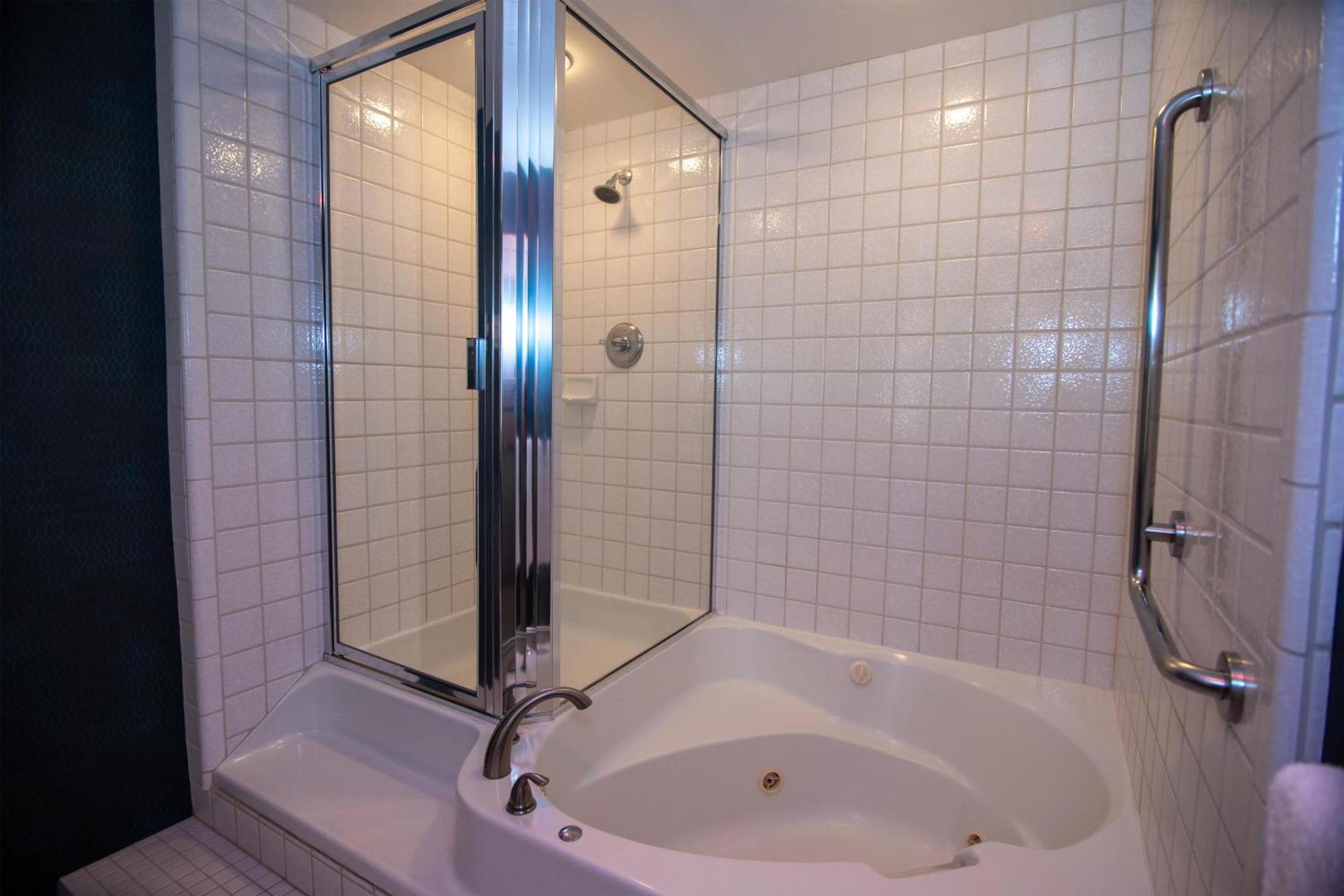 Deluxe King Room Jetted Tub