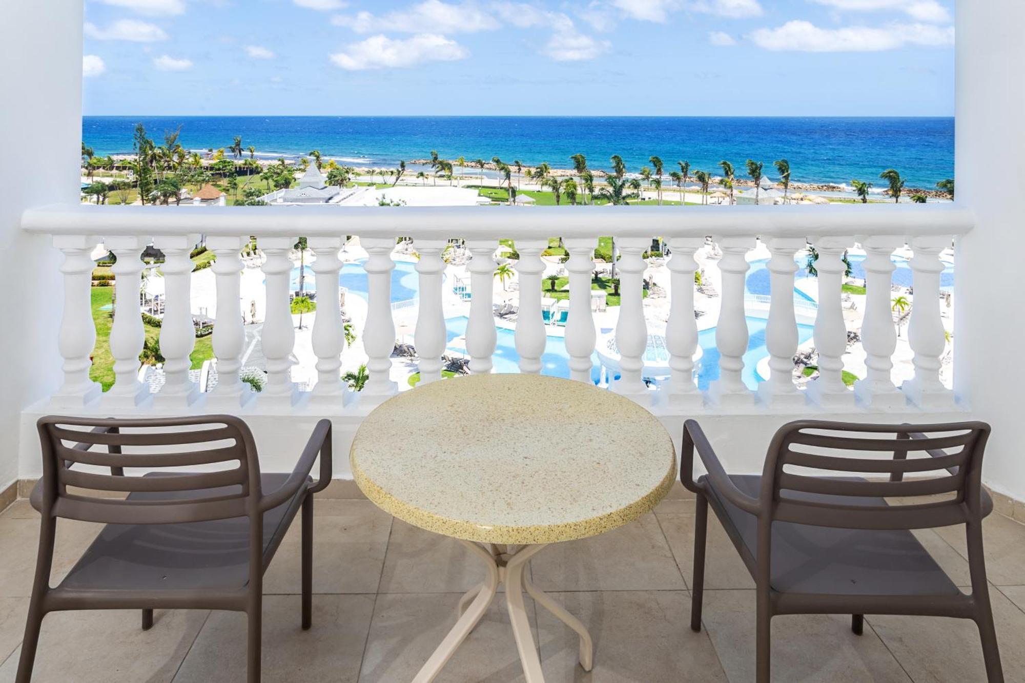 1 King Bed Sea View Deluxe Junior Suite SGL