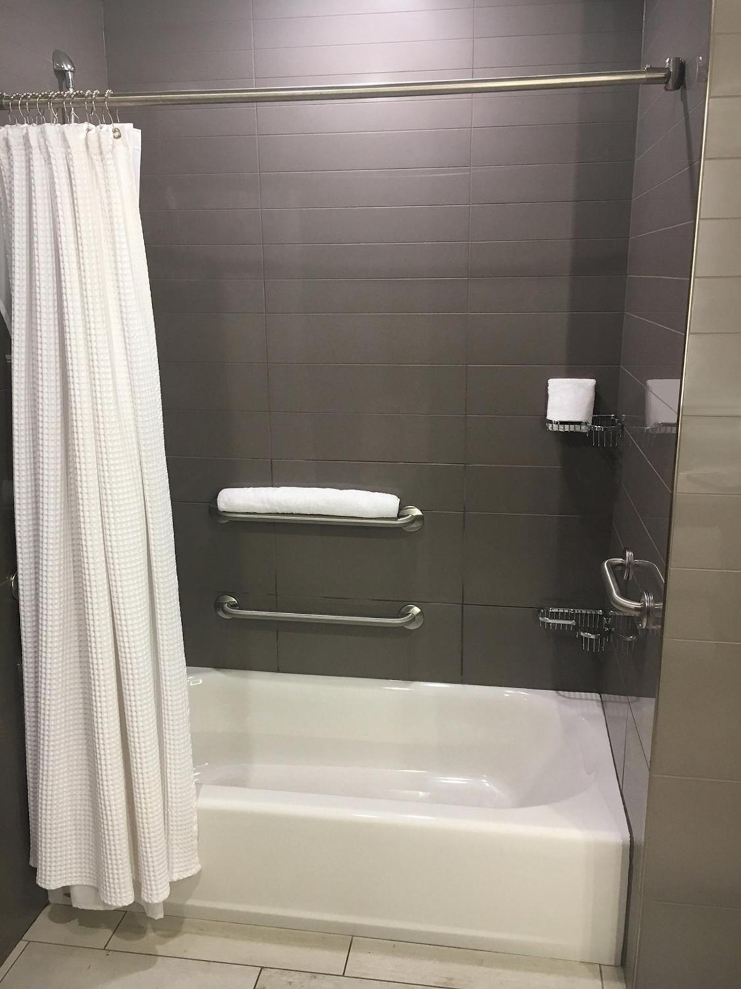 Double Queen Mobility Hearing Accessible Guest Room Tub