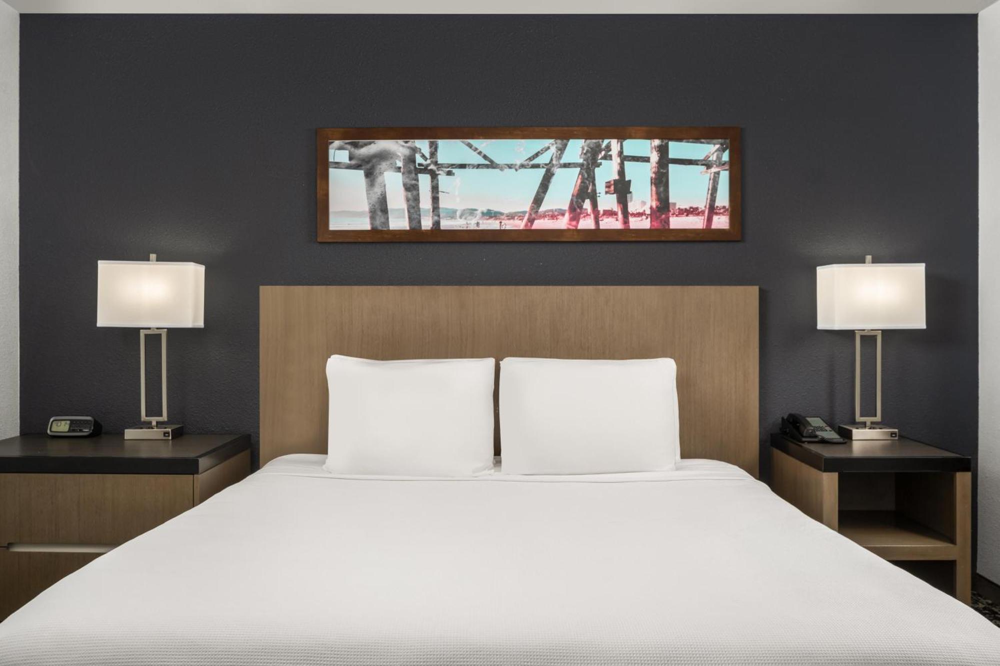 Estúdio com cama king-size e banheira acessível para hóspedes com mobilidade reduzida - Acesso para pessoas com deficiência