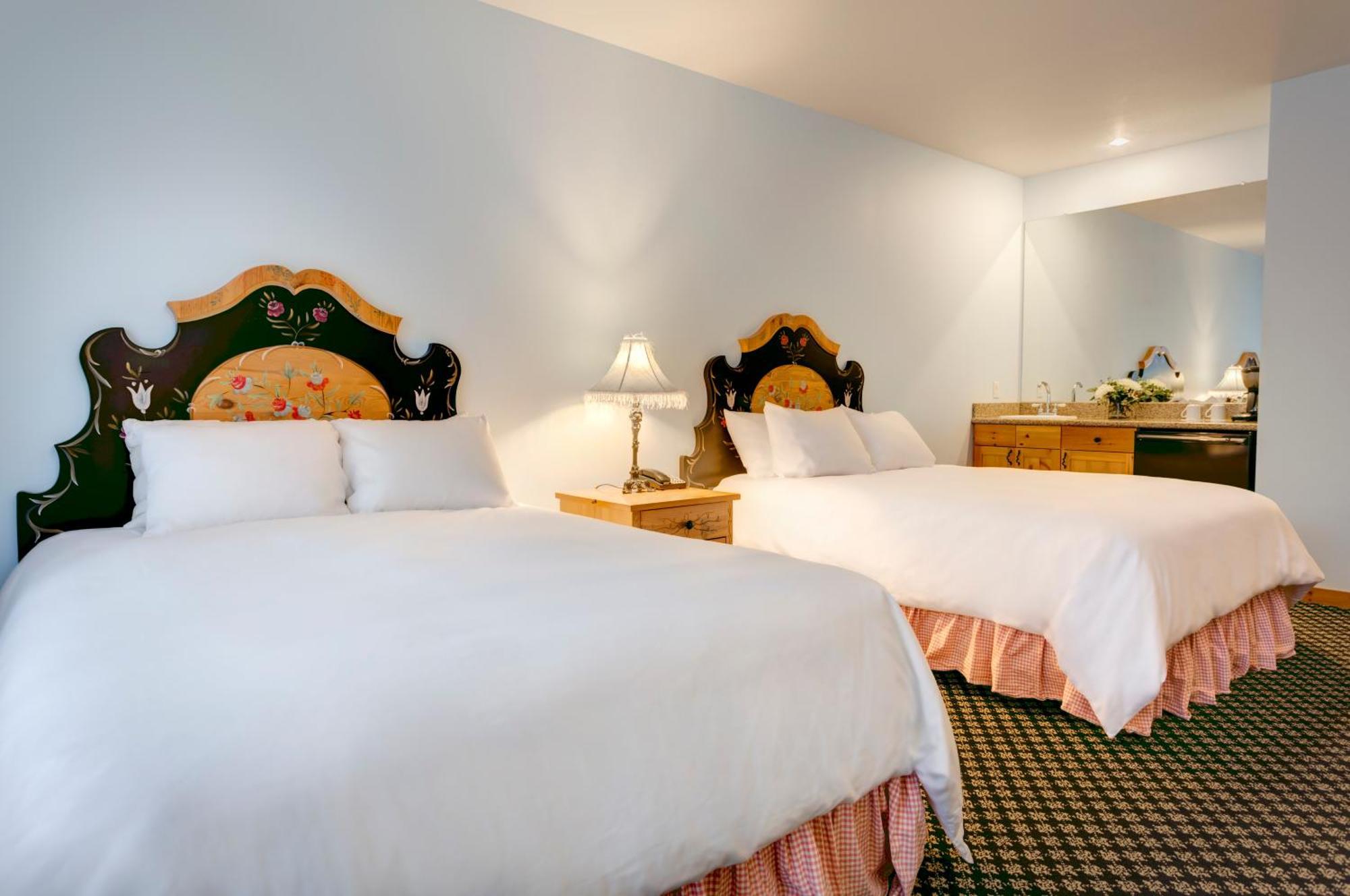 Mountain Grand Lodge Two Queen Hotel Room