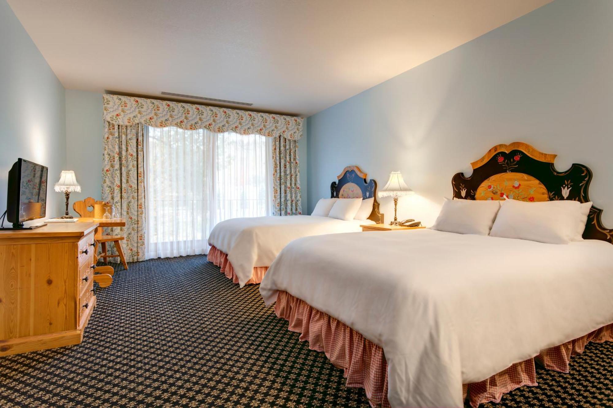 Mountain Grand Lodge Two Queen Hotel Room