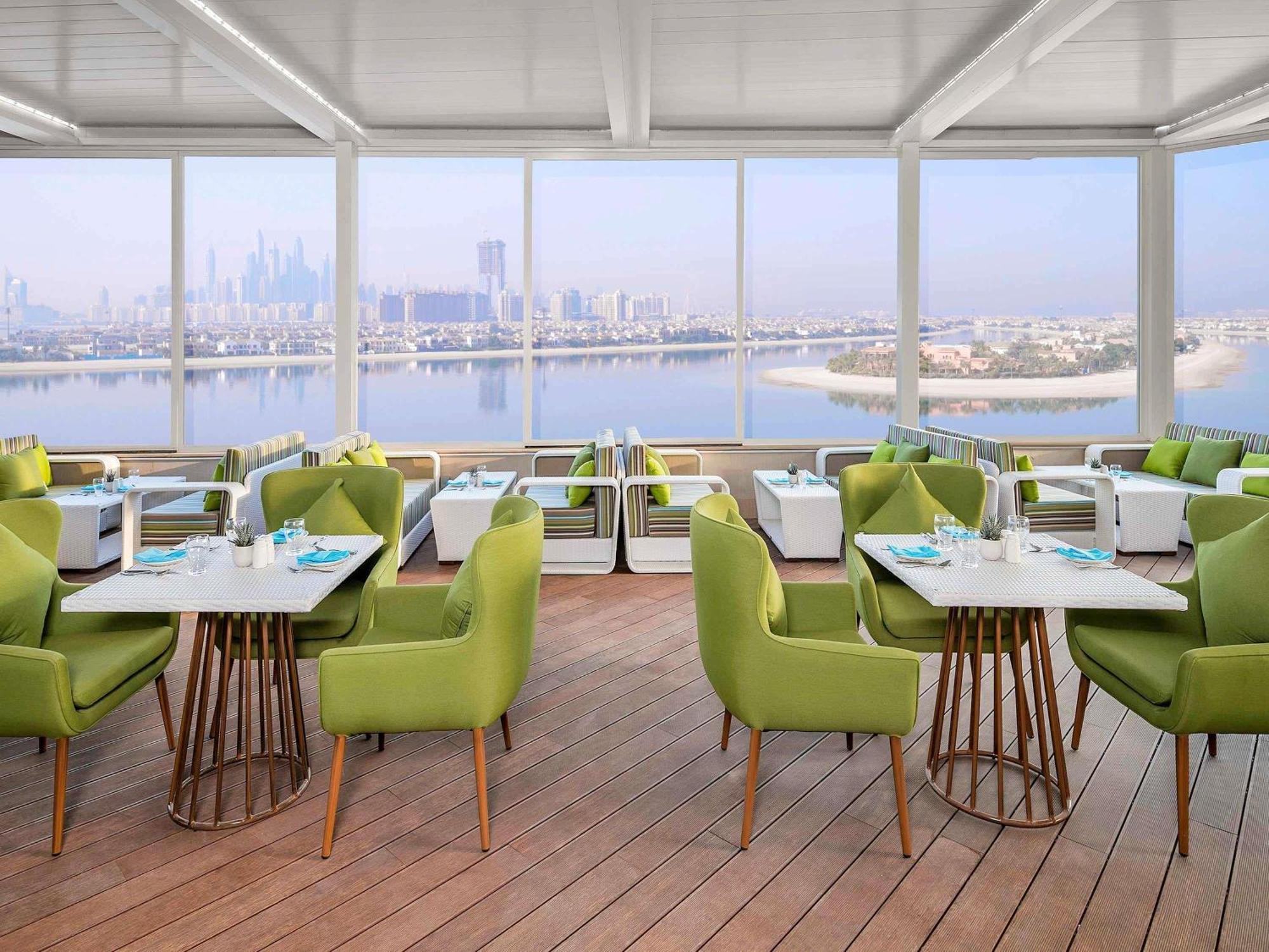 Deluxe One-Bedroom Suite with Balcony and Partial Sea View - Club Lounge Access