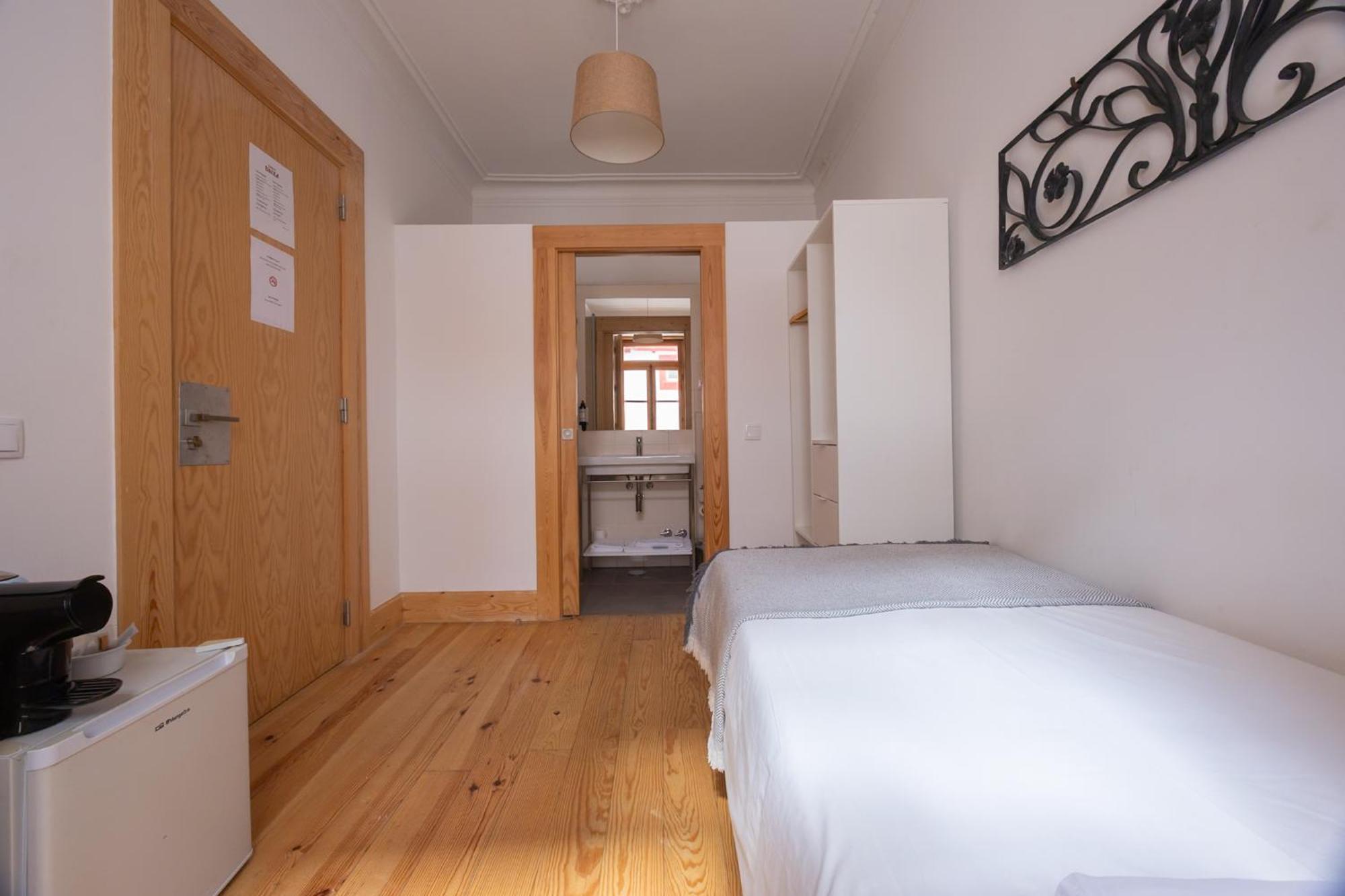 Quarto Individual com Casa de Banho