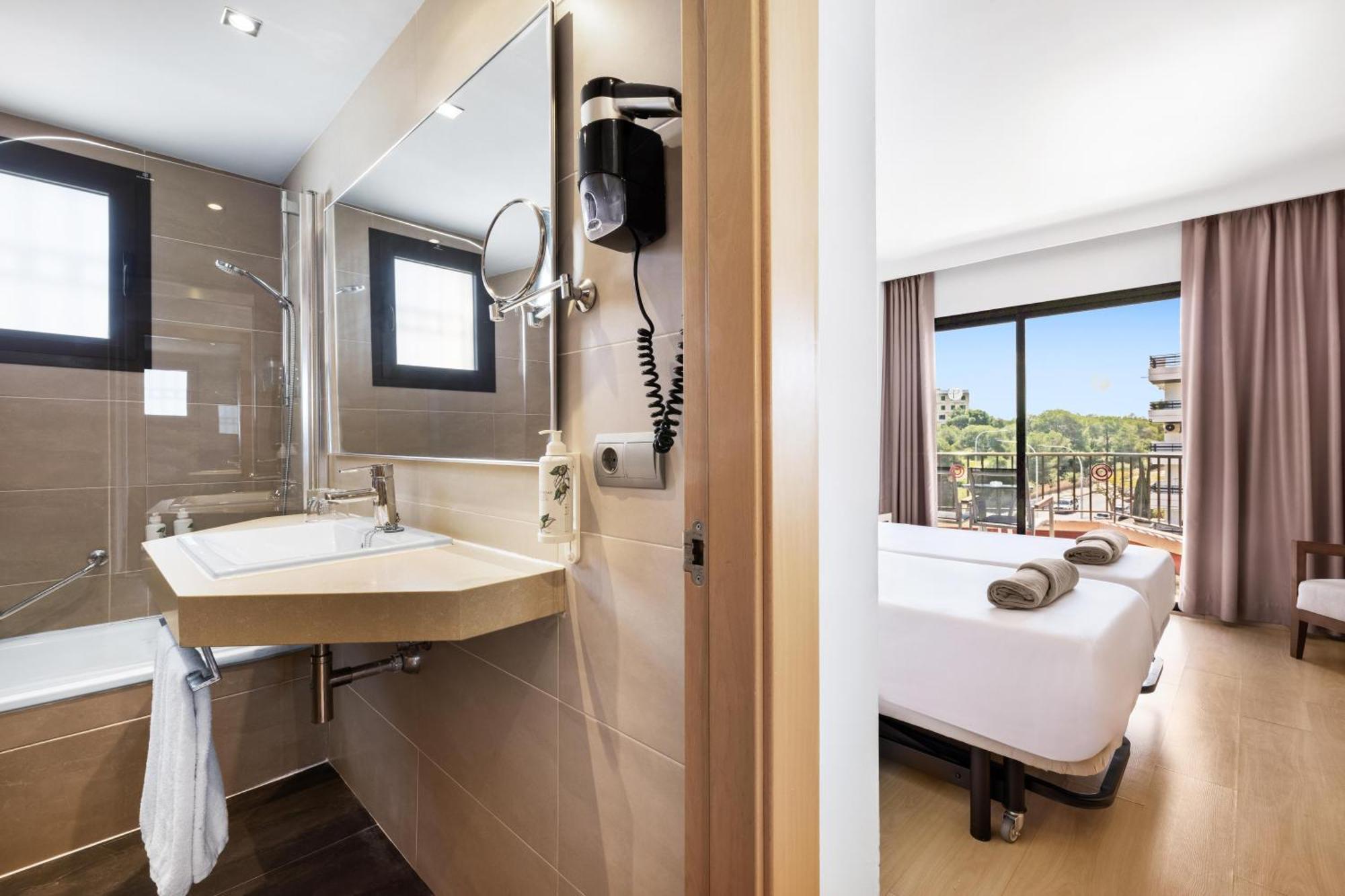 Doppelzimmer mit Poolblick und Brunch