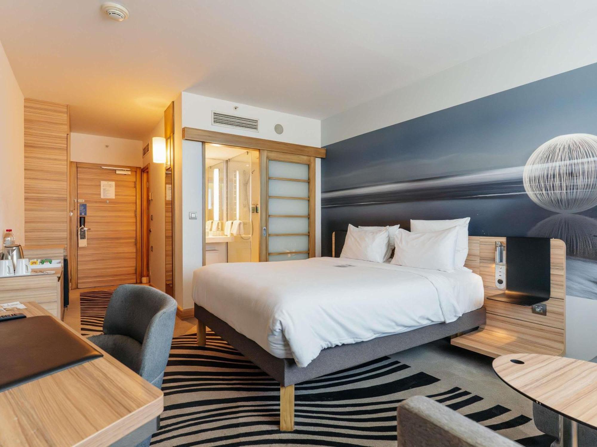 Superior Room Queen Size Bed Partial Sea View