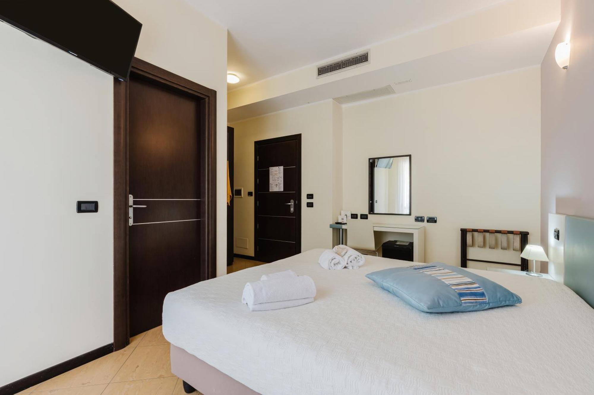 Deluxe Double Room Side Sea View