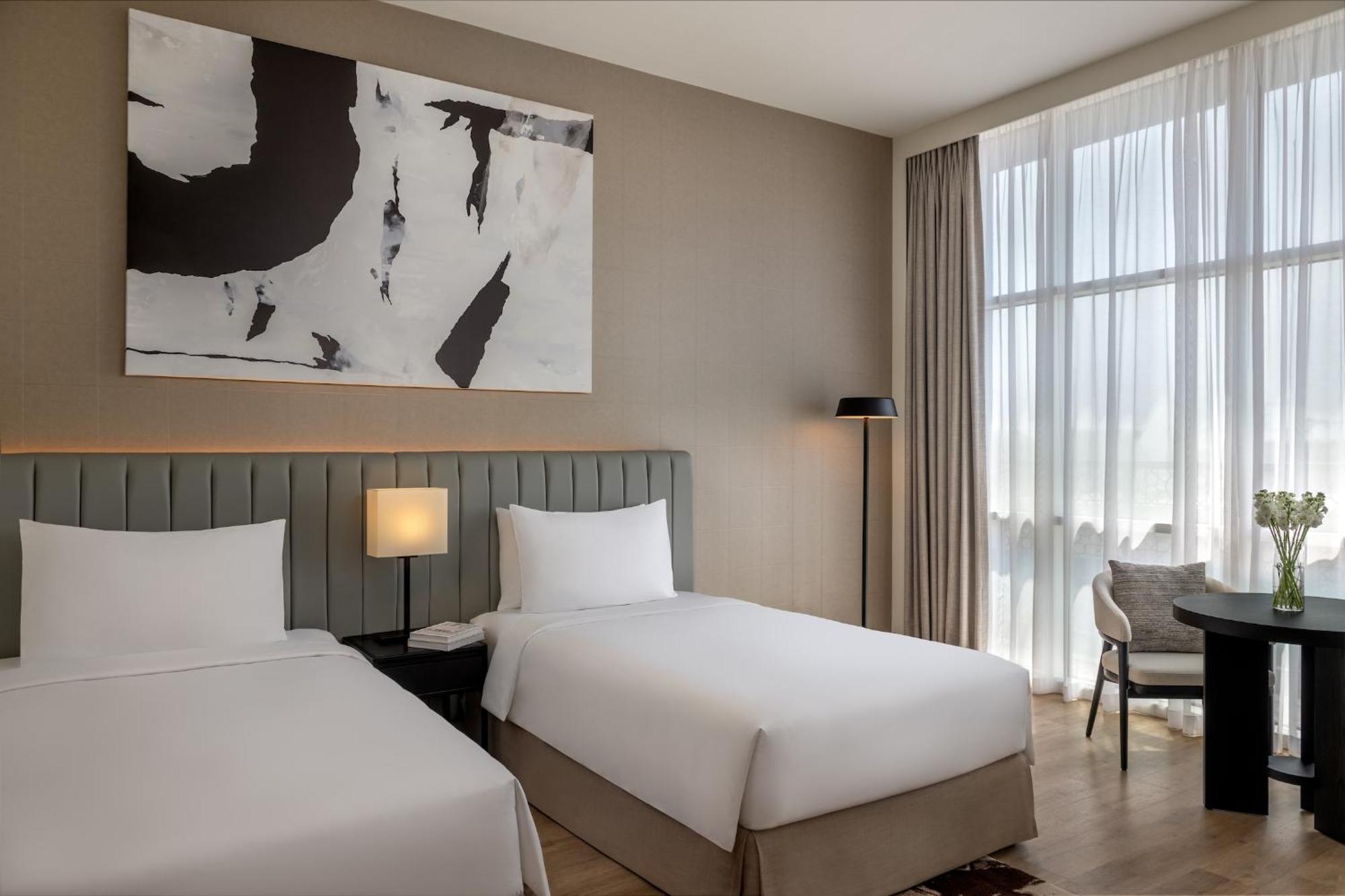 Deluxe Twin Room Plaza View Theme Park Access