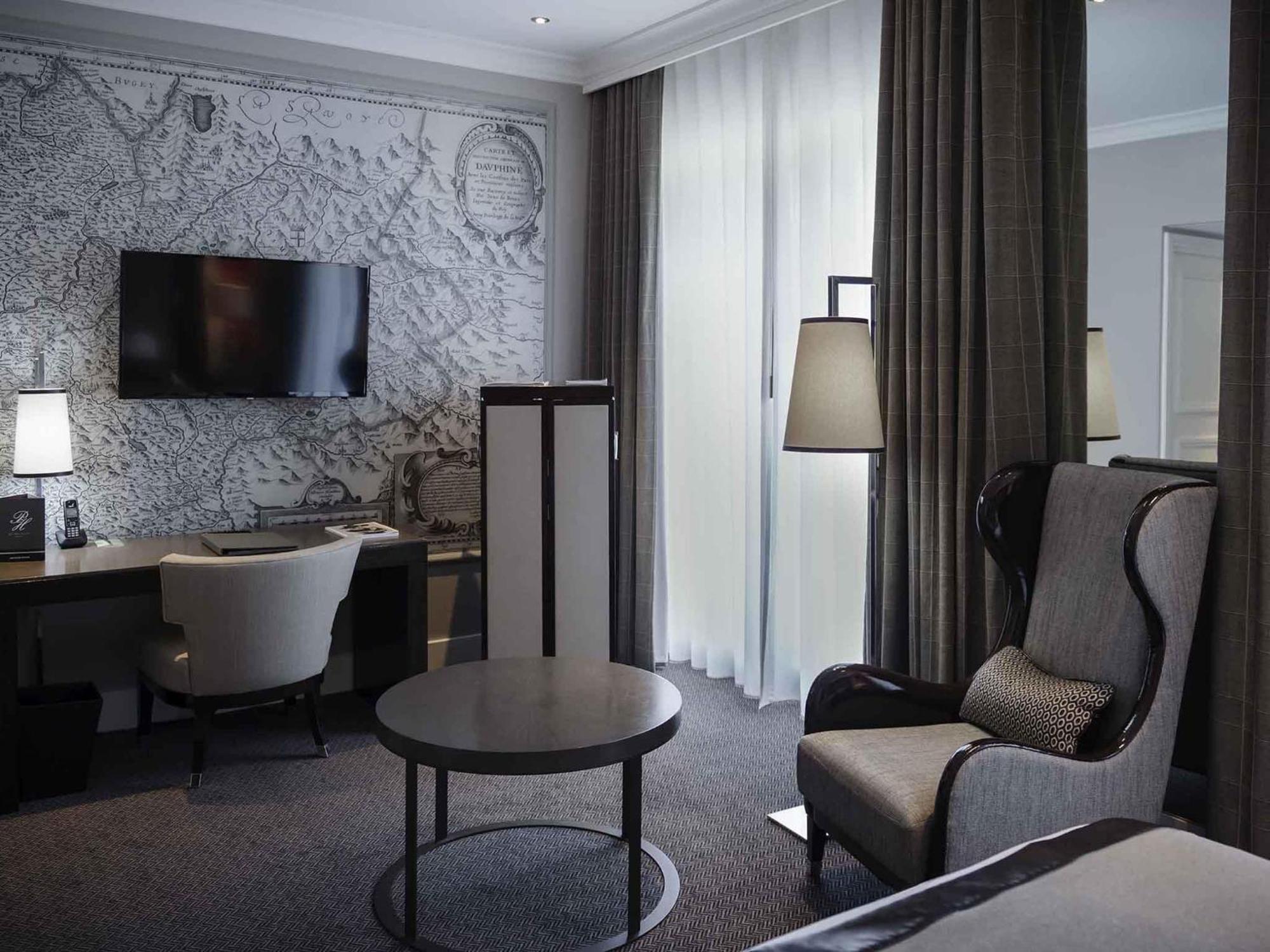Deluxe City View Room Queen Bed