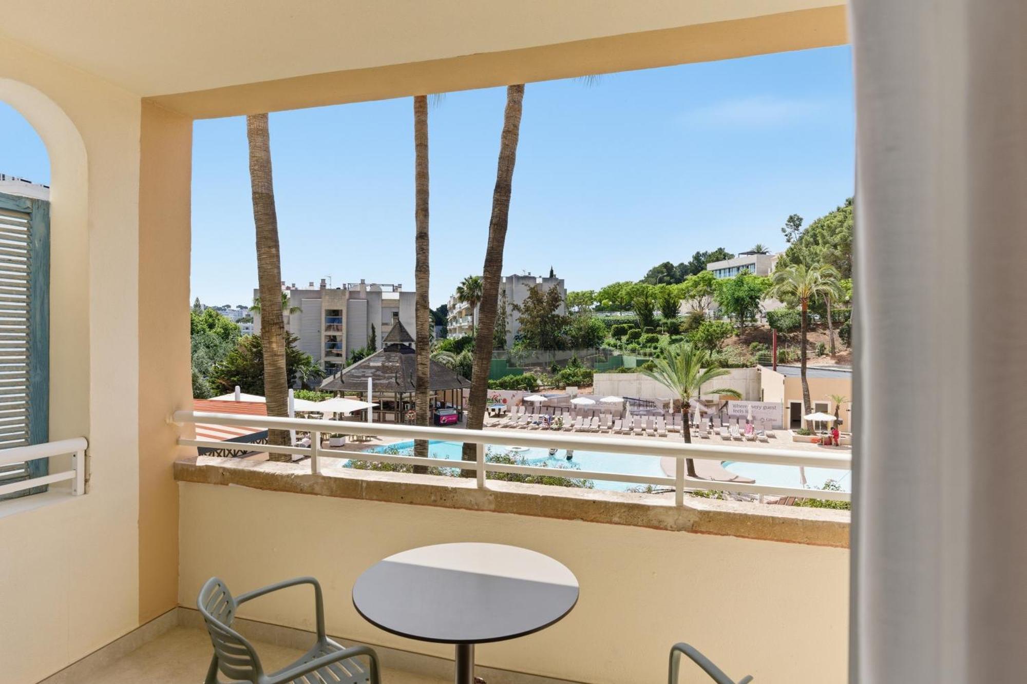 Apartamento de 1 Dormitorio con balcón y vistas a la piscina